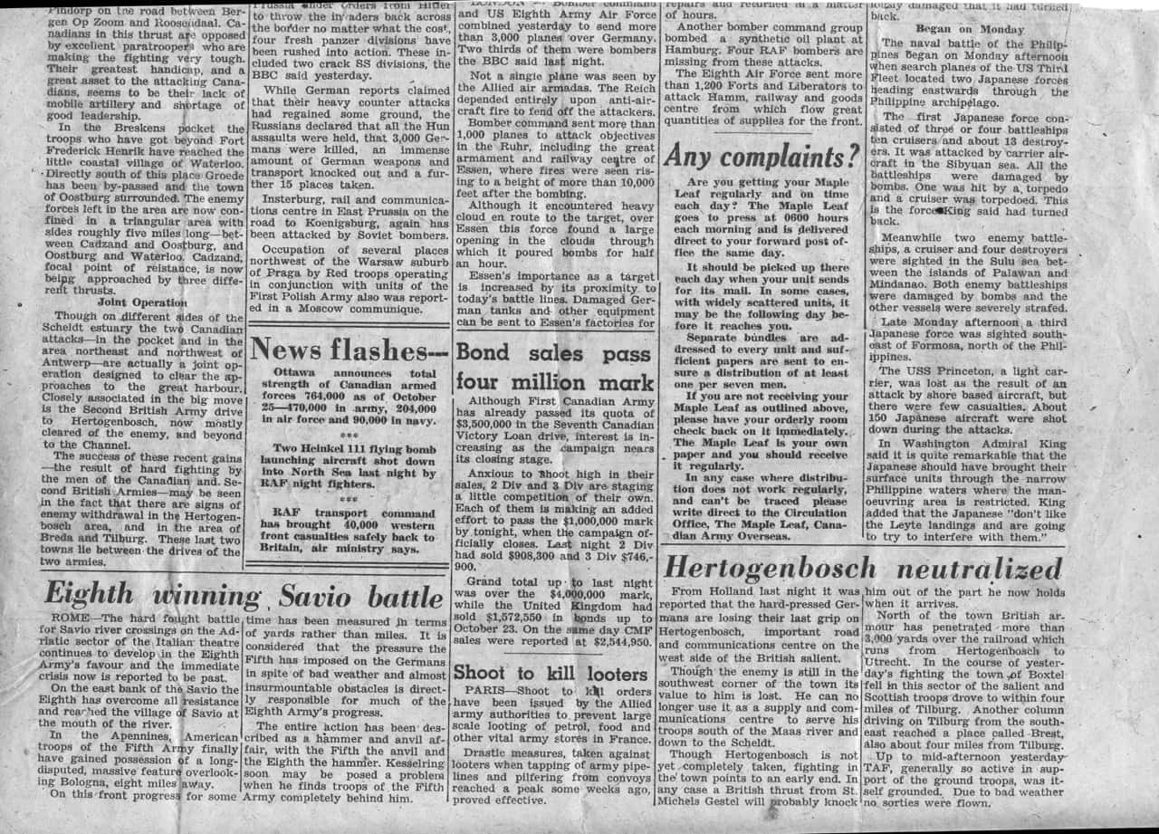 Black And White Newspaper 桌布 壁紙 — 復古報紙剪報，帶有粗體標題和密集文字，詳細描述戰時事件和軍事報告。