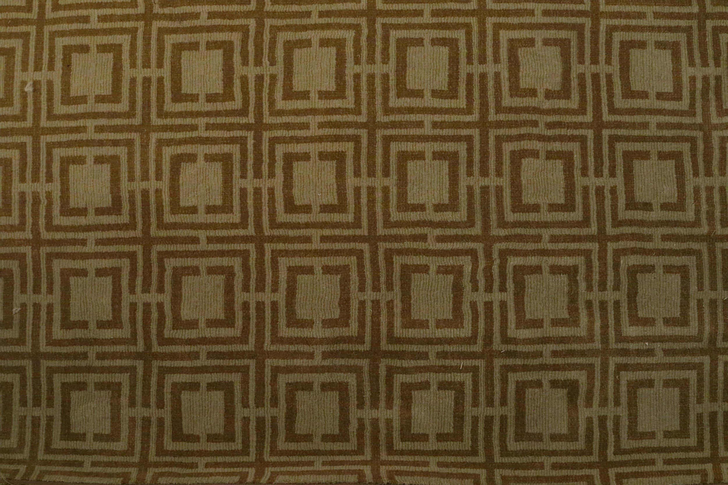 Brown Geometric 桌布 壁紙 — 復古幾何圖案紡織品的特寫，採用大地色調的棕色和米色。