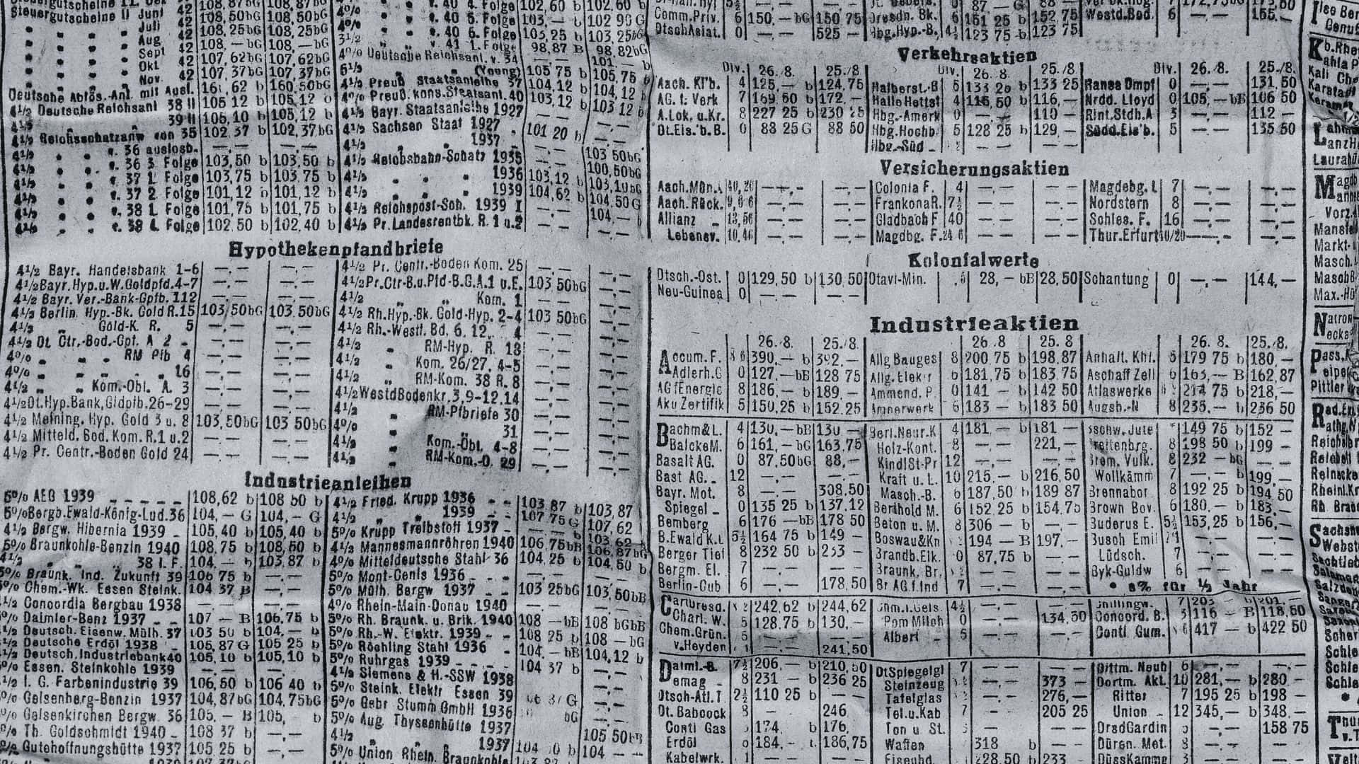 Black And White Newspaper 桌布 壁紙 — 復古德國股票行情紙帶，帶有密集的財務數據和公司名稱欄位，墨水已褪色。
