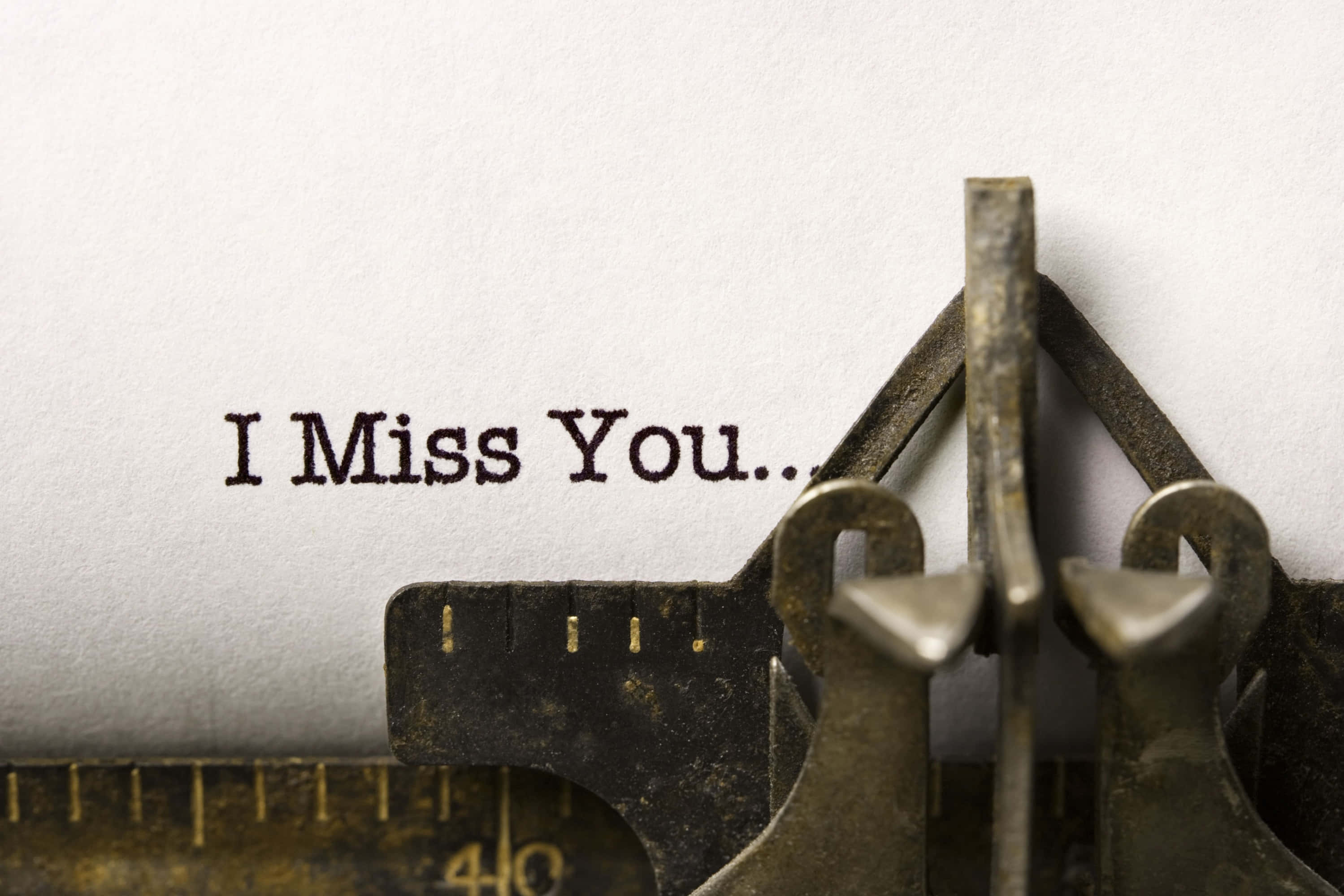 I Miss You 桌布 壁紙 — 復古打字機的特寫，白色紙上打有「I Miss You...」字樣。