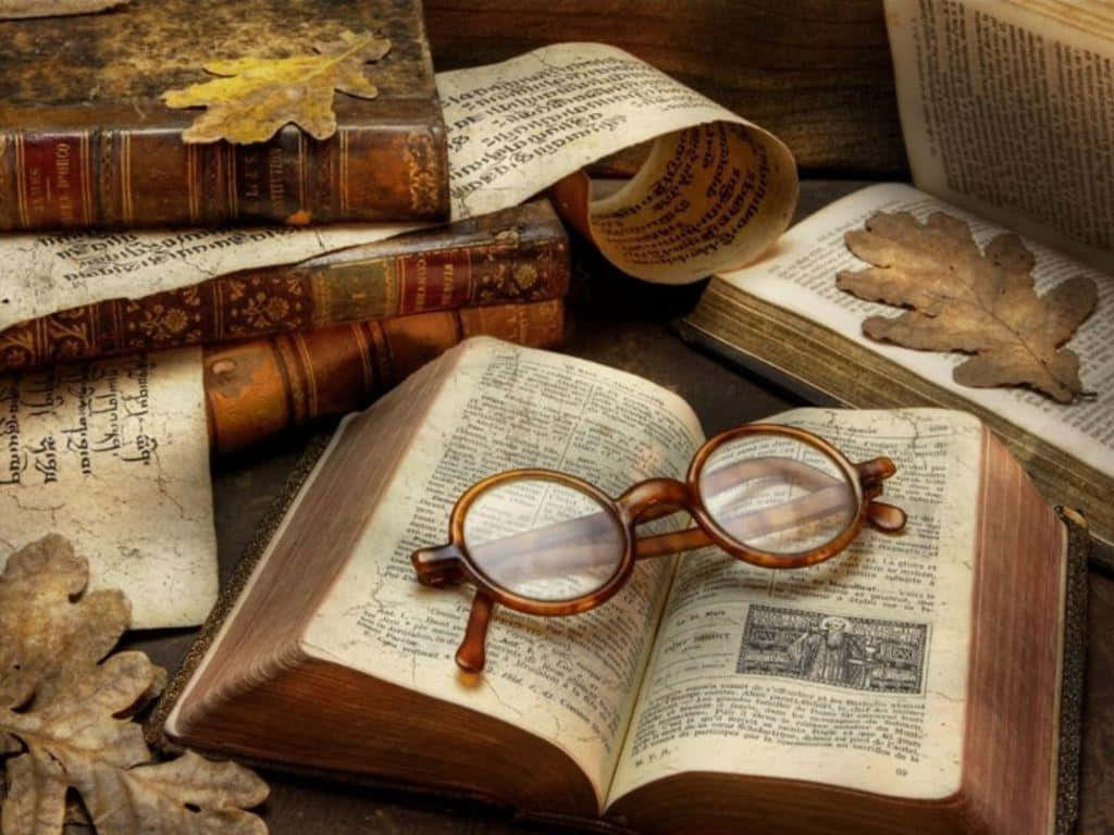 literature 桌布 壁紙 — 復古書籍和老花眼鏡放在木質表面上的秋葉之間。