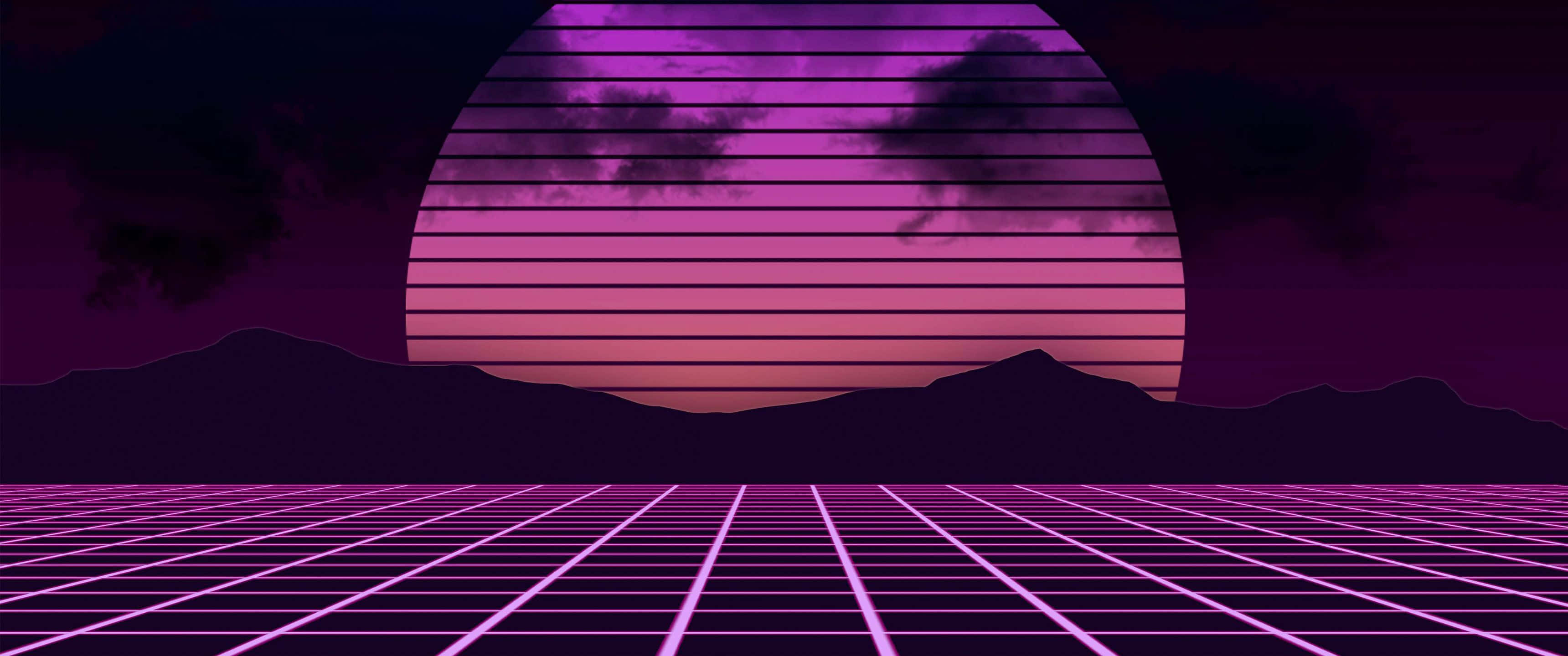 80s Retro 桌布 壁紙 — 復古未來風格的日落，帶有發光的紫色網格地板和條紋天空，背景是黑暗的山脈。