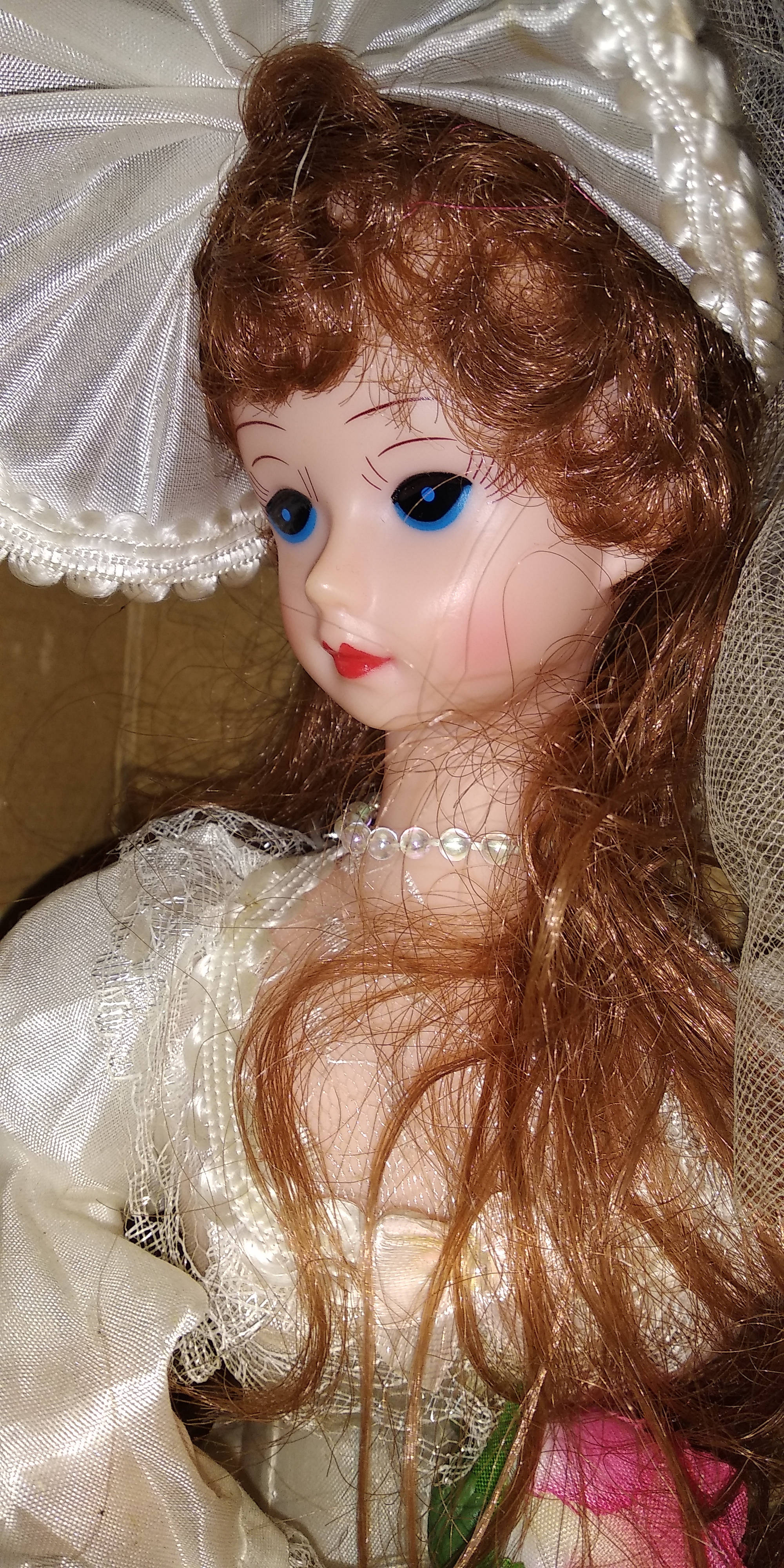 Doll 桌布 壁紙 — 復古洋娃娃特寫，藍色眼睛、棕色頭髮、珍珠項鍊，穿著白色蕾絲頭紗和連衣裙。