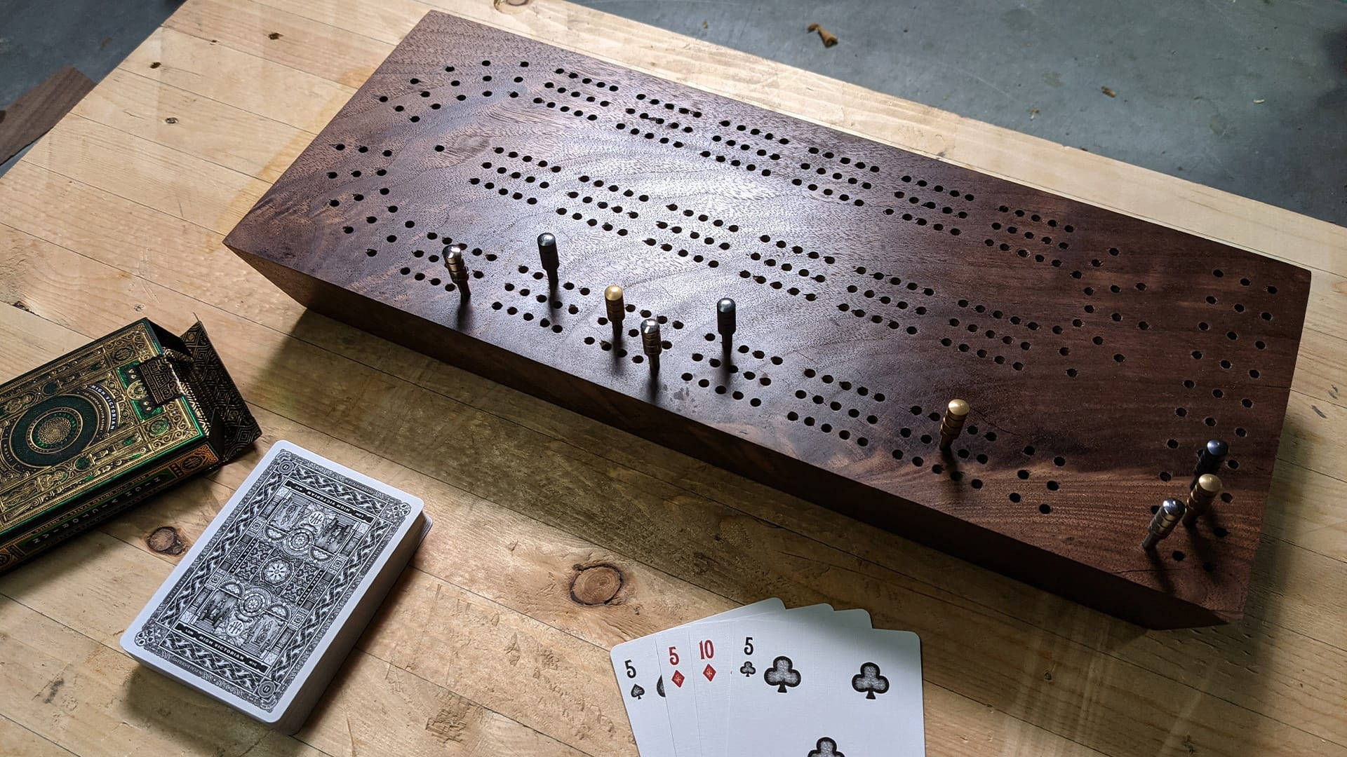木桌上的克里比奇棋盤、紙牌和裝飾盒
