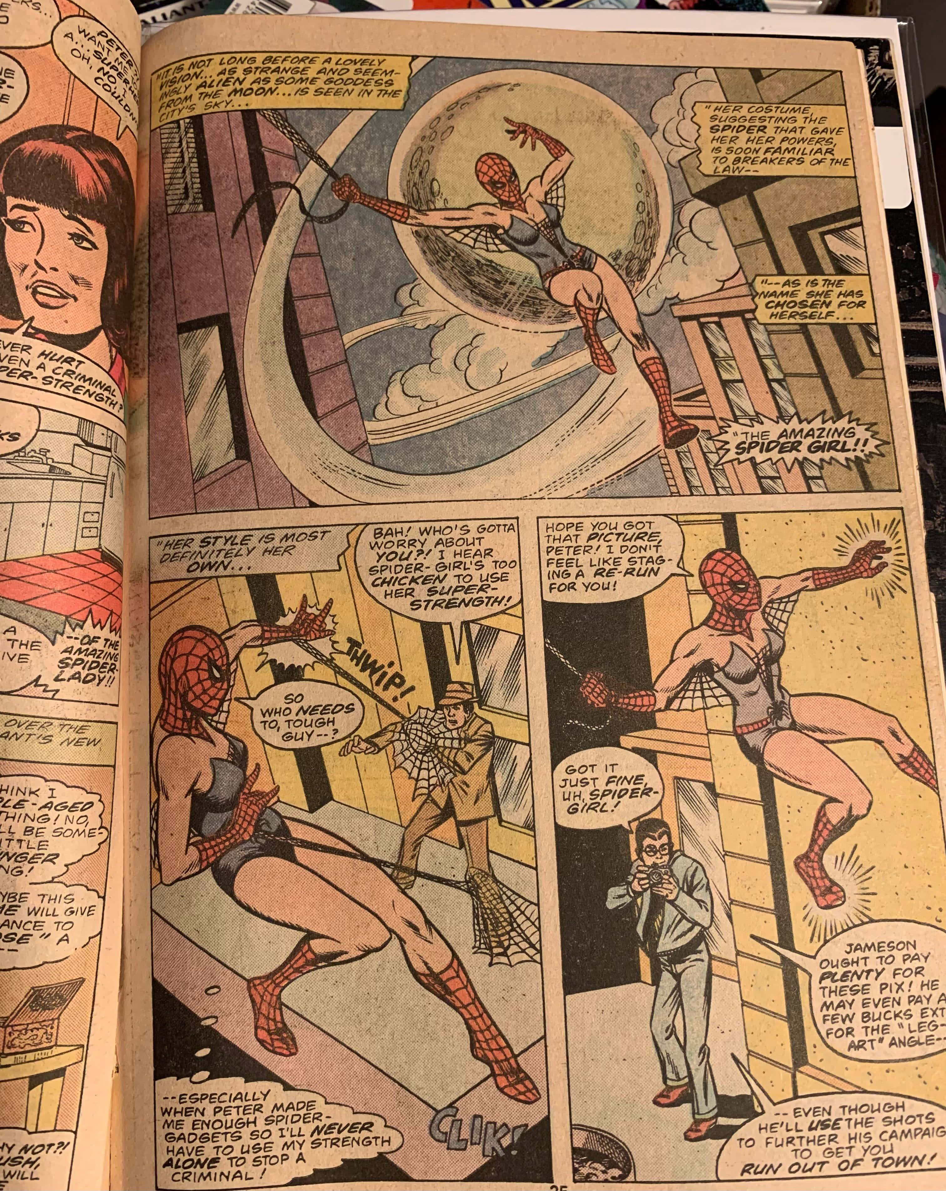 Betty Brant 桌布 壁紙 — 復古漫畫書頁，蜘蛛女在動態動作面板中穿梭於城市街道，帶有粗體對話氣泡。