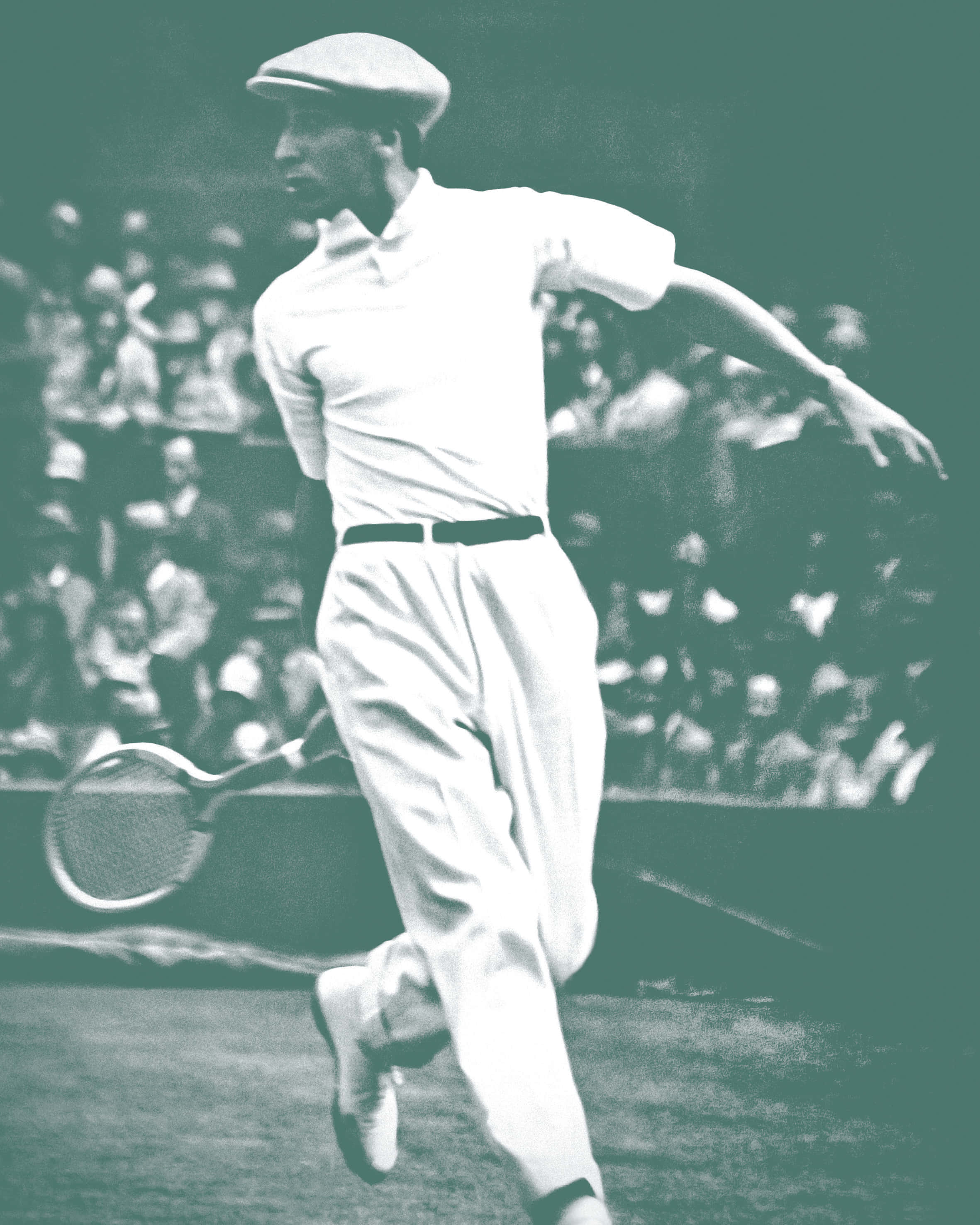 復古色調 René Lacoste 壁紙 — 一位身穿白色服裝和帽子的復古網球選手在草地上揮拍跳躍，背景是模糊的人群。