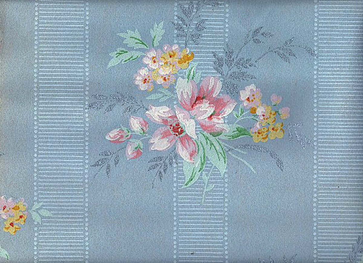 Beautiful Vintage 桌布 壁紙 — 復古花卉壁紙，淺藍色條紋背景上綻放粉紅和黃色花朵。
