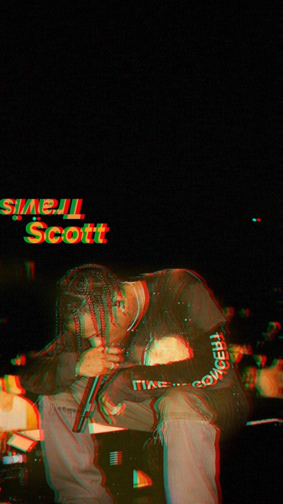 Travis Scott 在音樂會現場表演，帶有彩色故障效果。