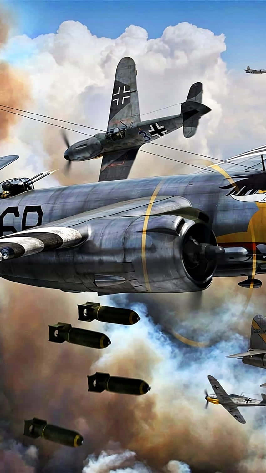 Air Force 桌布 壁紙 — 復古軍用飛機在烈火濃煙和翻滾雲層中轟炸敵方目標，上演一場戲劇性的空戰。