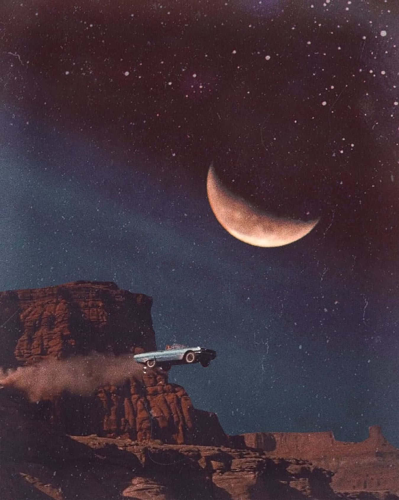 復古迷幻風格彎月 壁紙 — 一輛老爺車在彎月和星空下飛越沙漠峽谷。