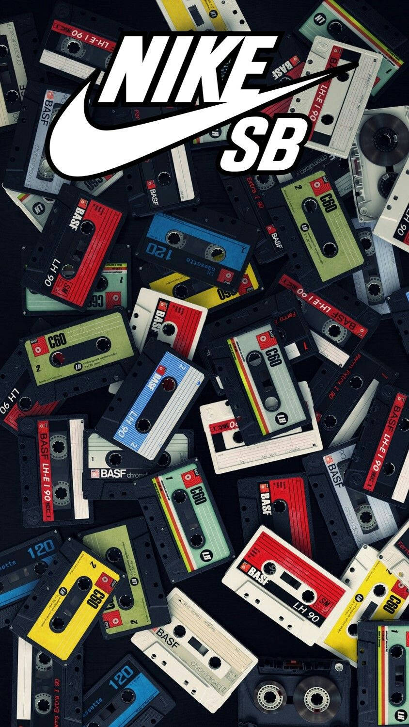 復古錄音帶背景的耐克標誌 壁紙 — 一堆色彩繽紛的復古錄音帶散落一地，上面覆蓋著大膽的Nike SB標誌。
