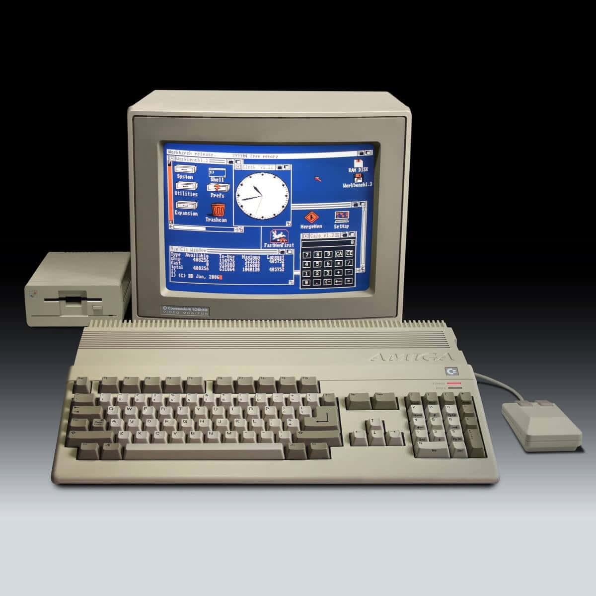 復古米色 Commodore Amiga 1000 電腦，配備藍色螢幕及周邊設備。