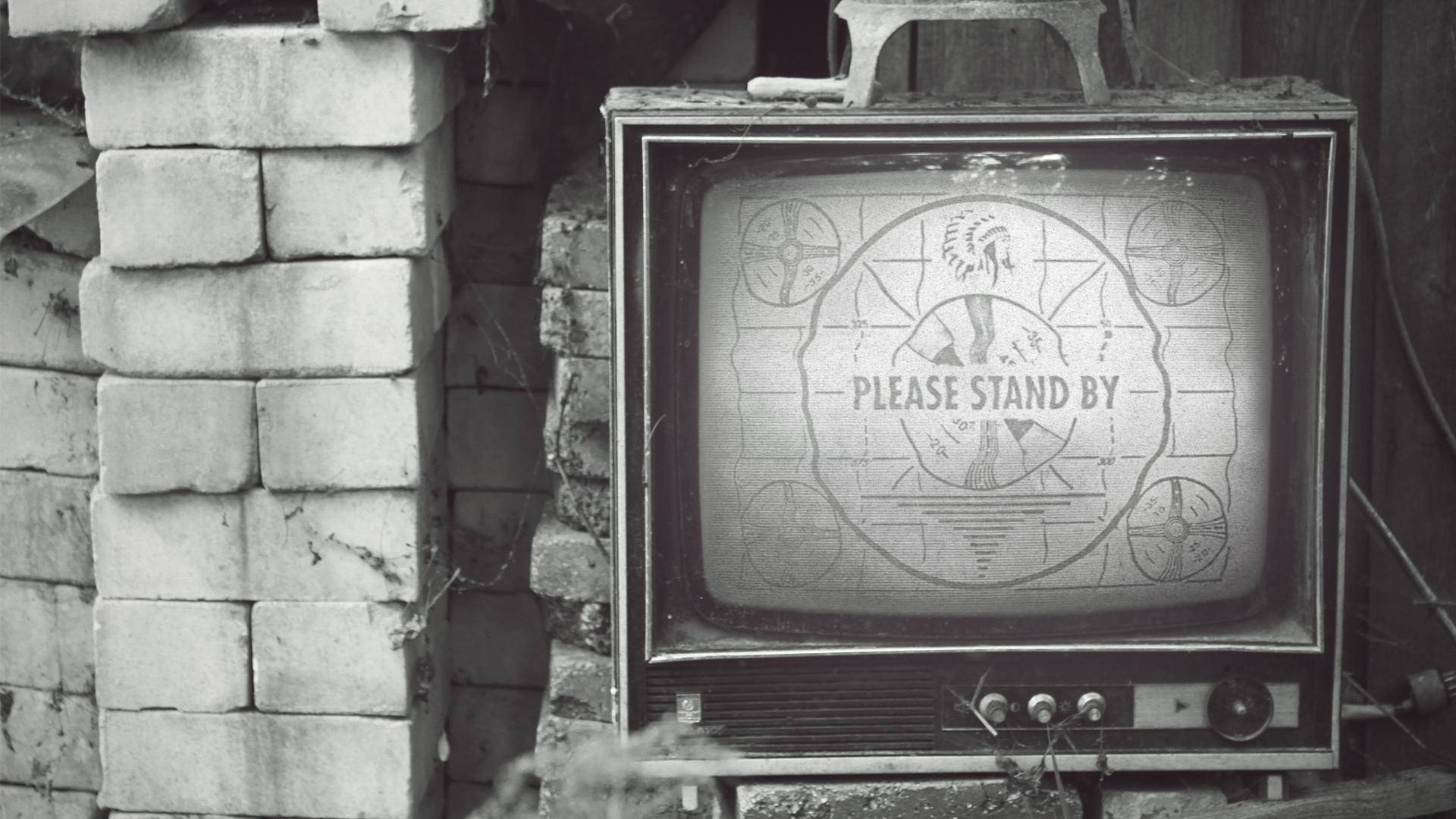 舊電視顯示「Please Stand By」靠在磚牆上