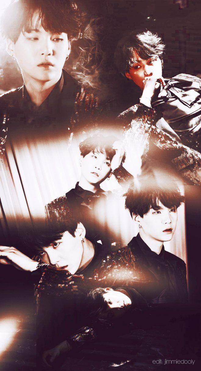 復古風 BTS Suga 壁紙 — 四個身穿深色閃亮服裝的男人在溫暖的聚光燈下，在煙霧瀰漫的昏暗背景前戲劇性地擺姿勢。