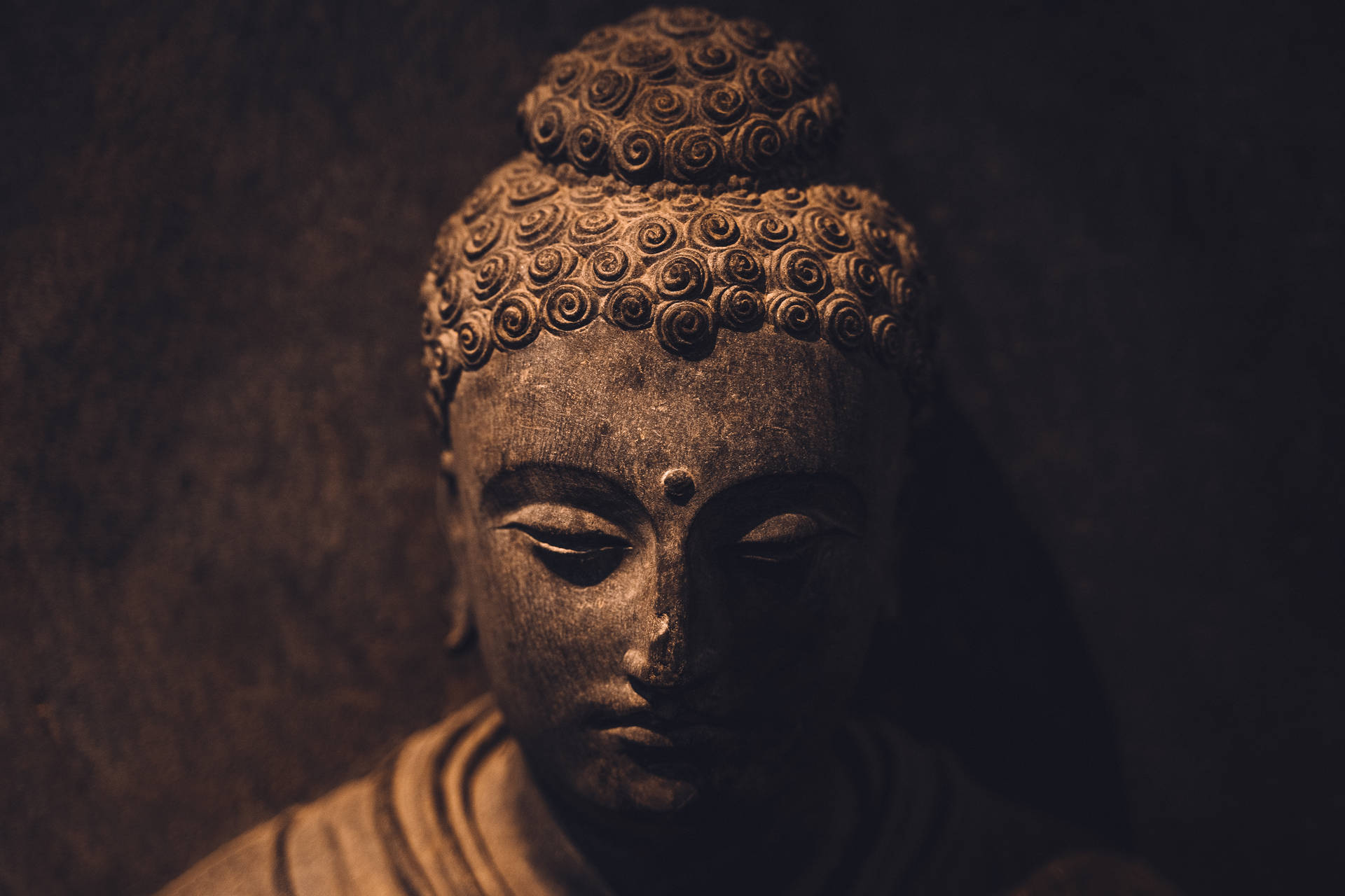 在溫暖昏暗的燈光下閉著眼睛的寧靜佛像