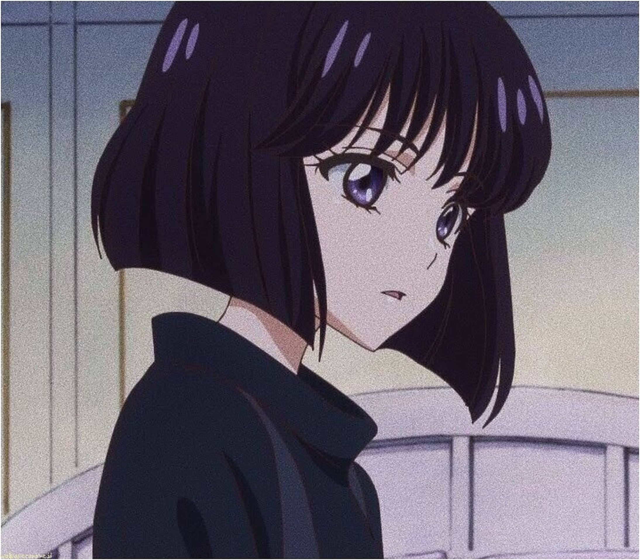復古風格動漫女孩頭像 壁紙 — 一個短黑髮紫眼動漫少女的特寫，在柔和光線的室內環境中若有所思地回頭凝視。