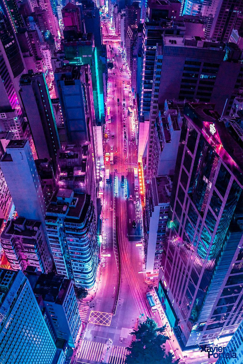 復古風格夜景城市 壁紙 — 夜晚被霓虹燈淹沒的城市街道的鳥瞰圖，高聳的摩天大樓散發出電光紫色和藍色的色調。