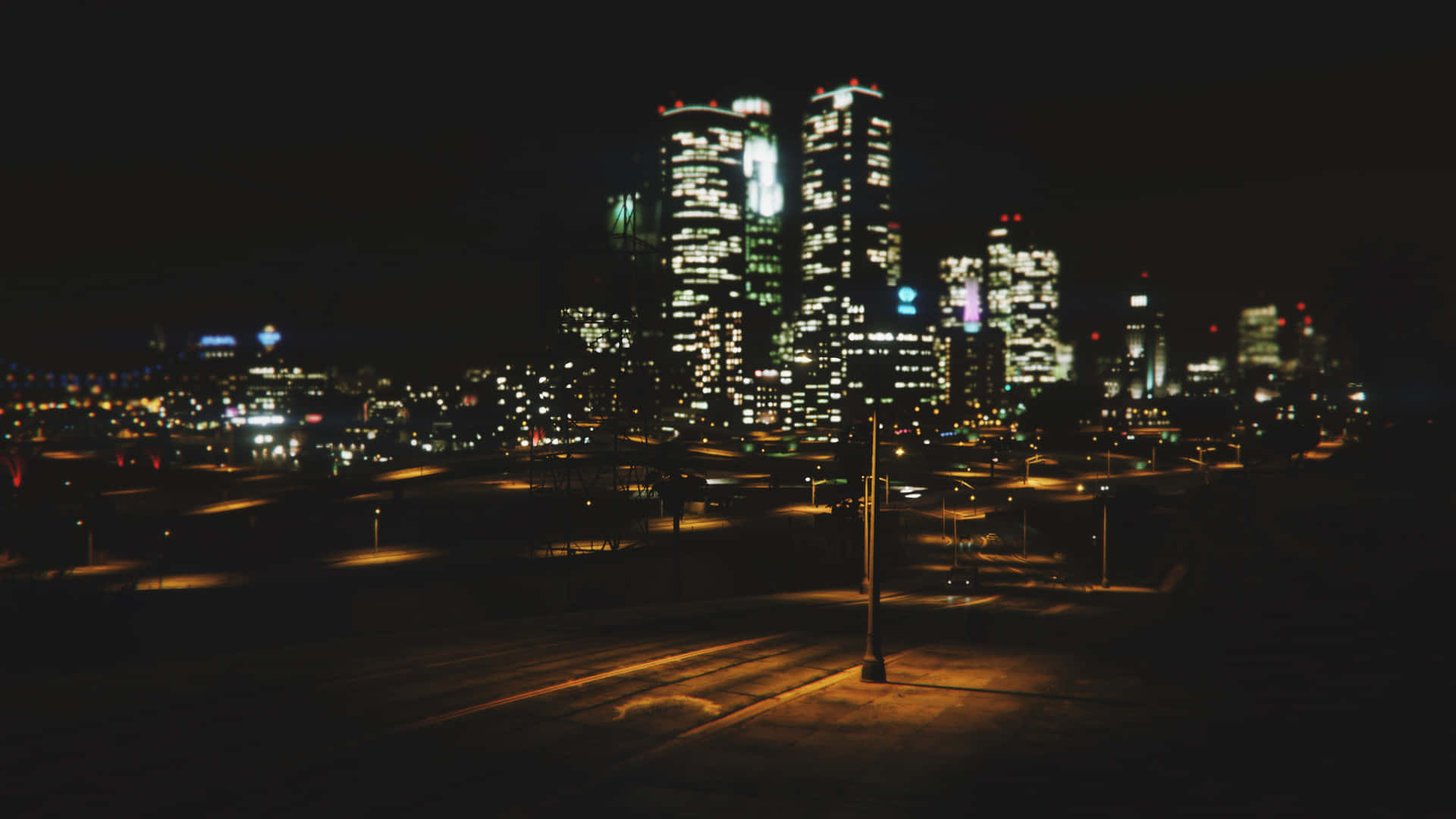 復古風格暗夜都市 4K 壁紙 — 模糊的夜景城市景觀，閃爍的摩天大樓和溫暖的路燈在空曠的道路上投下長長的陰影。