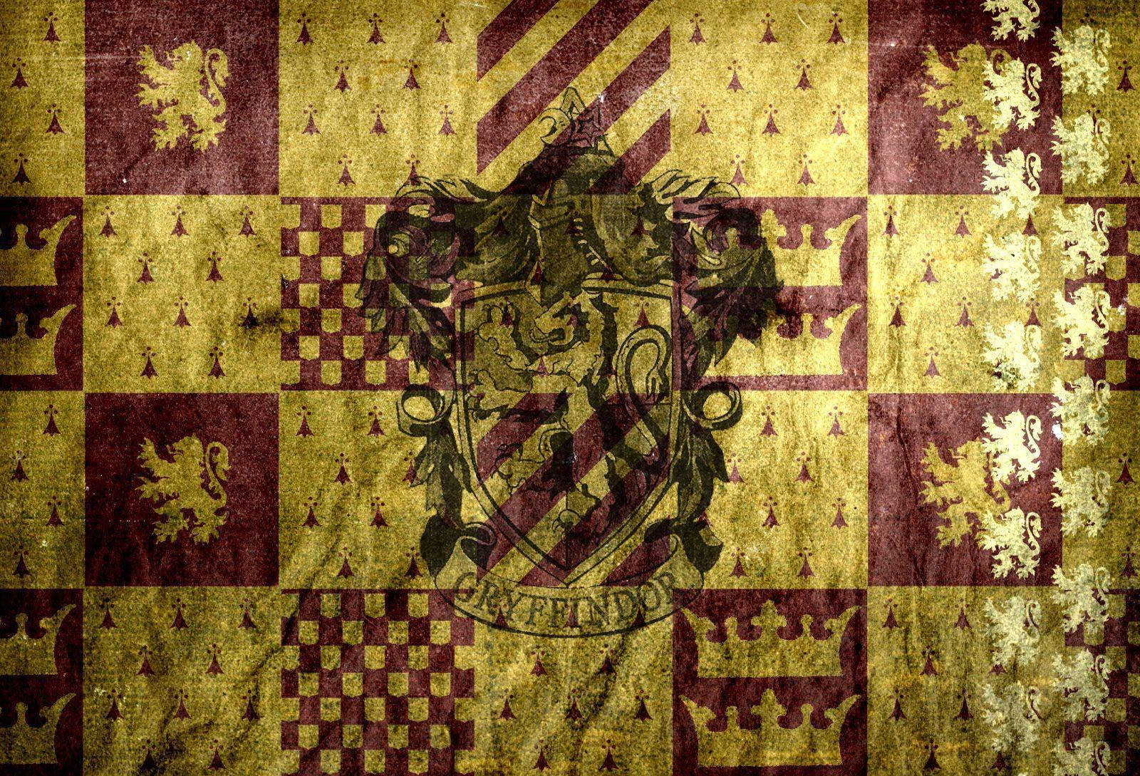 復古風格格蘭芬多徽章 壁紙 — 一面歷經風霜的葛萊芬多學院旗幟，帶有獅子徽章和栗色與金色的棋盤格圖案。