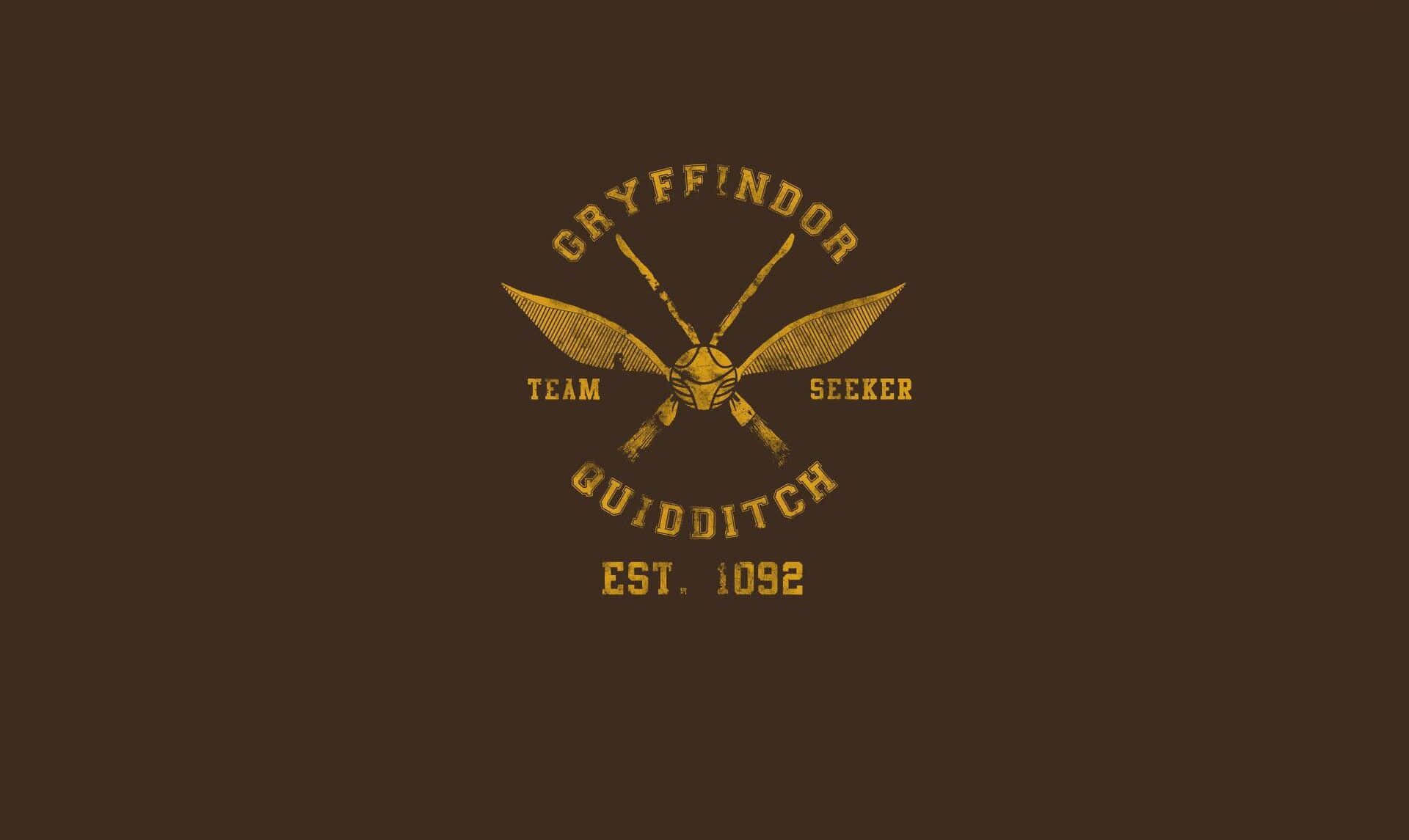 The Hogwarts Quidditch Team 桌布 壁紙 — 復古風格的葛萊芬多魁地奇球隊標誌，帶有交叉的掃帚和金色文字，背景為深棕色。