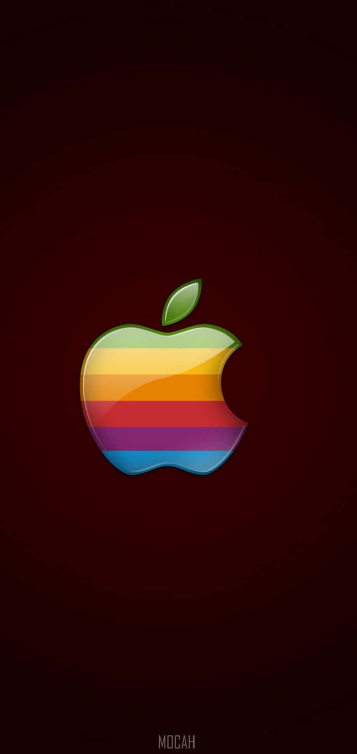 復古風格蘋果標誌 壁紙 — 一個帶有光澤彩虹條紋的Apple標誌，居中在深棗紅色漸變背景上。