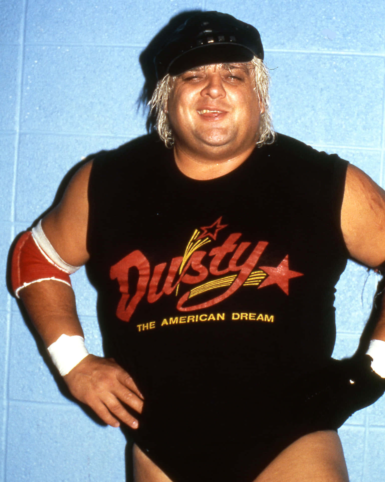 職業摔角手 Dusty Rhodes 身穿他標誌性的黑色緊身衣，帶有紅色星星標誌。