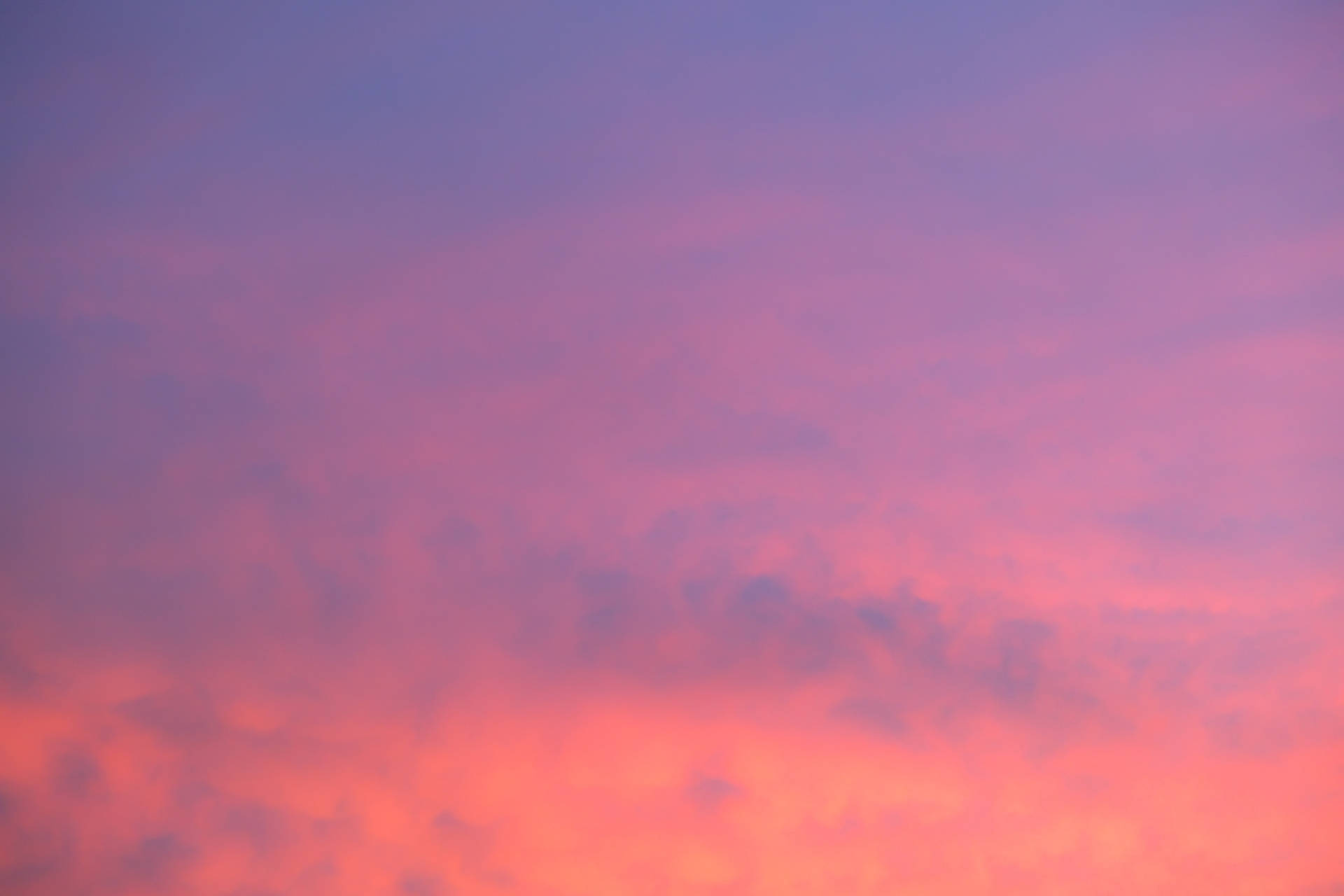 寧靜的天空中充滿活力的粉紅色、橙色和紫色日落雲彩。