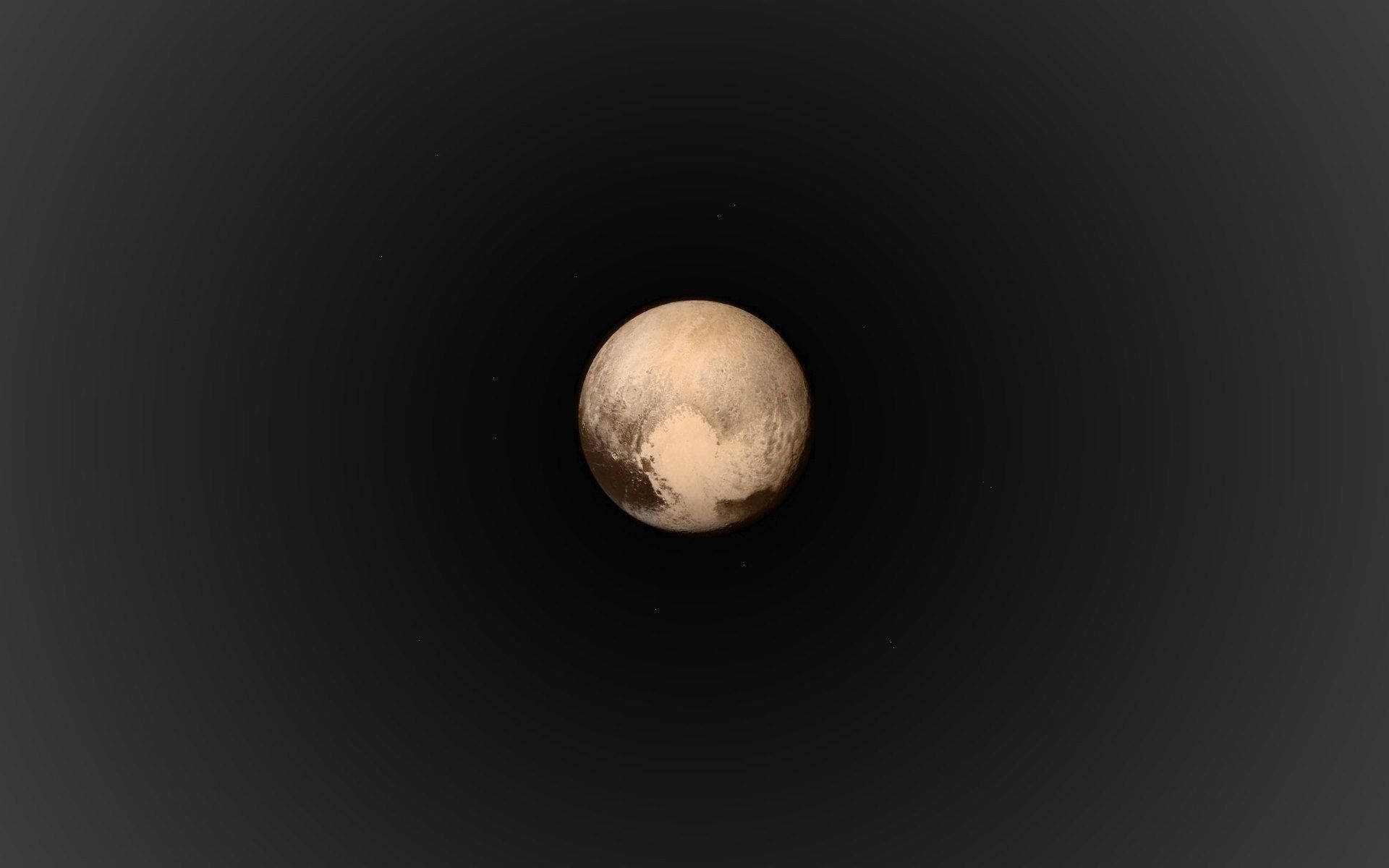 微小的冥王星 壁紙 — 一顆孤獨、有紋理的矮行星在深邃的黑色虛空中柔和地發光，其表面有冰原和崎嶇的地形。