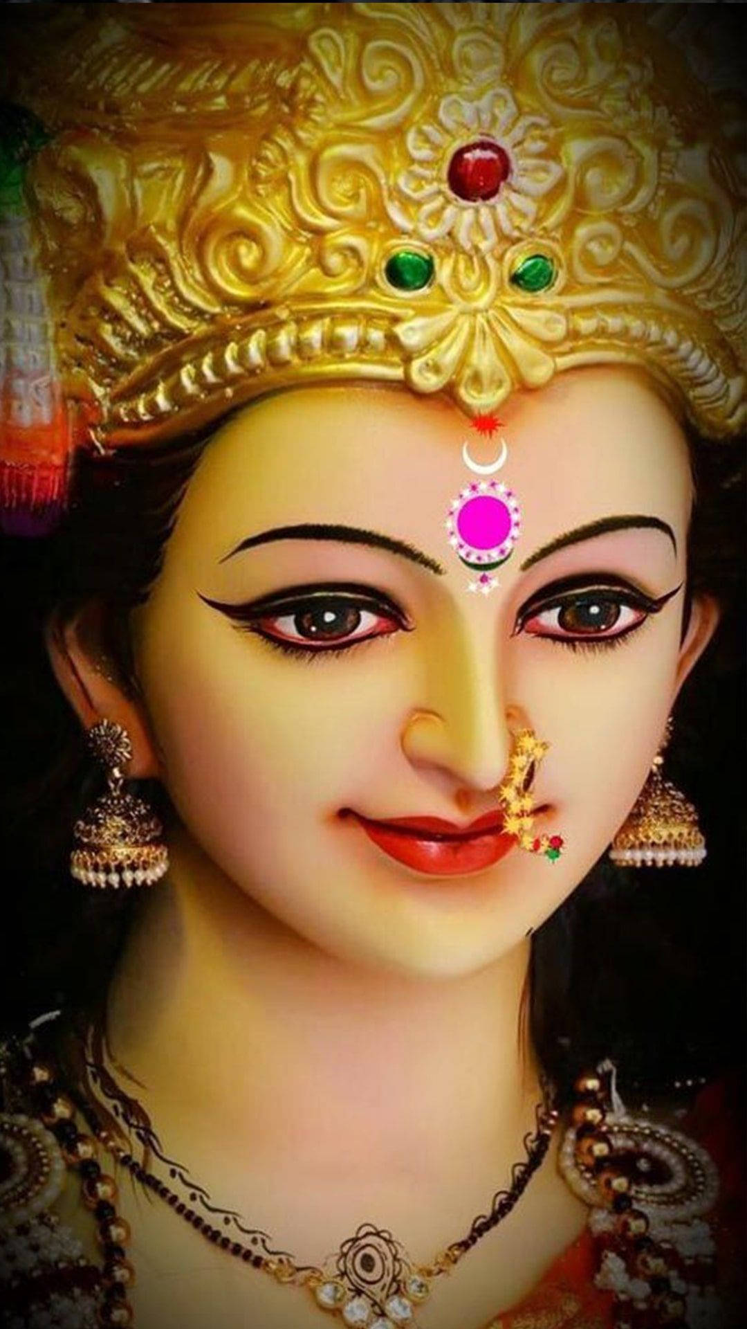微笑 Durga Mata 高清 壁紙 — 一位神聖的女神，佩戴著金色皇冠珠寶和華麗首飾，在黑暗背景中寧靜地微笑。