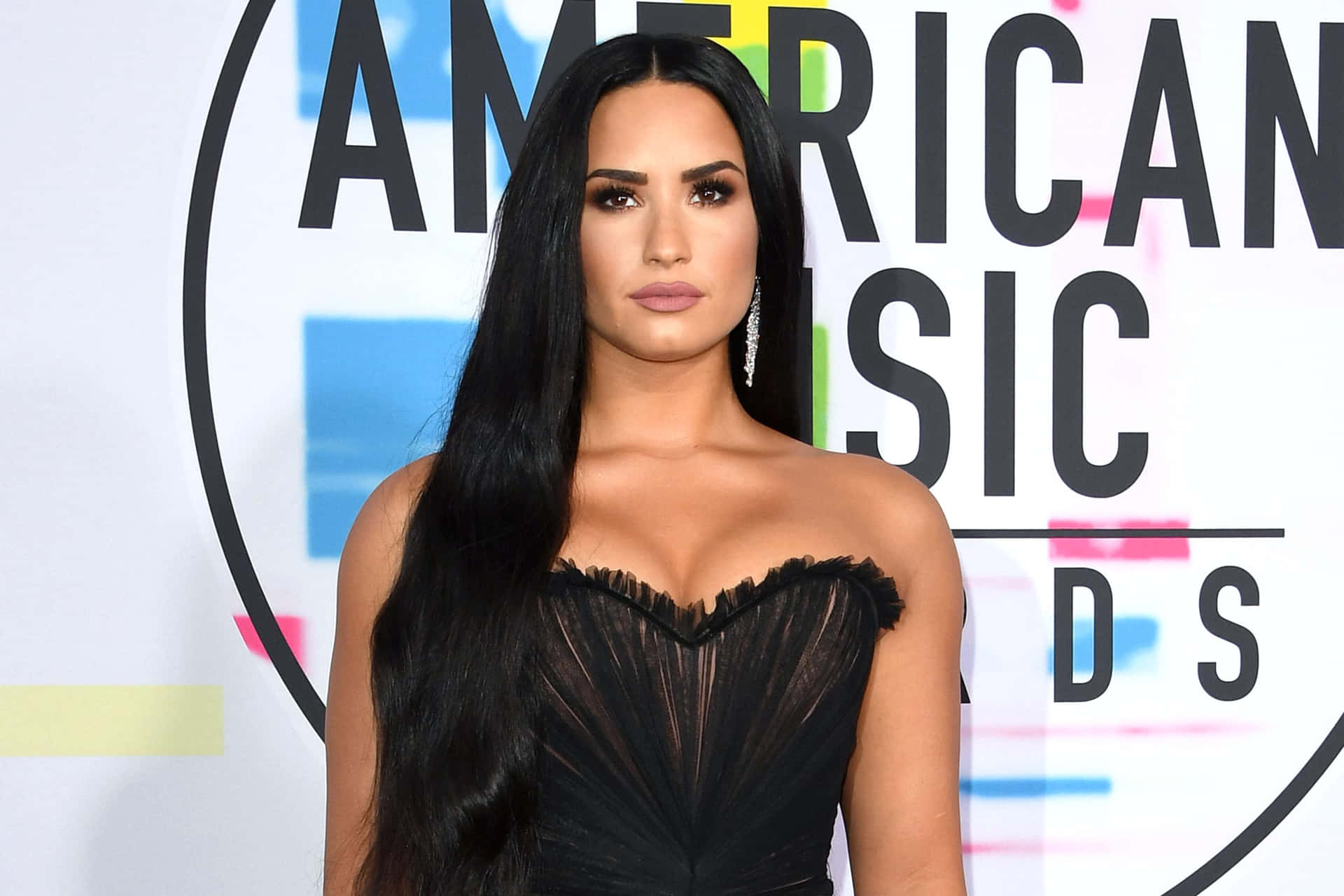 Demi Lovato 在美國音樂獎上穿著黑色露肩禮服。