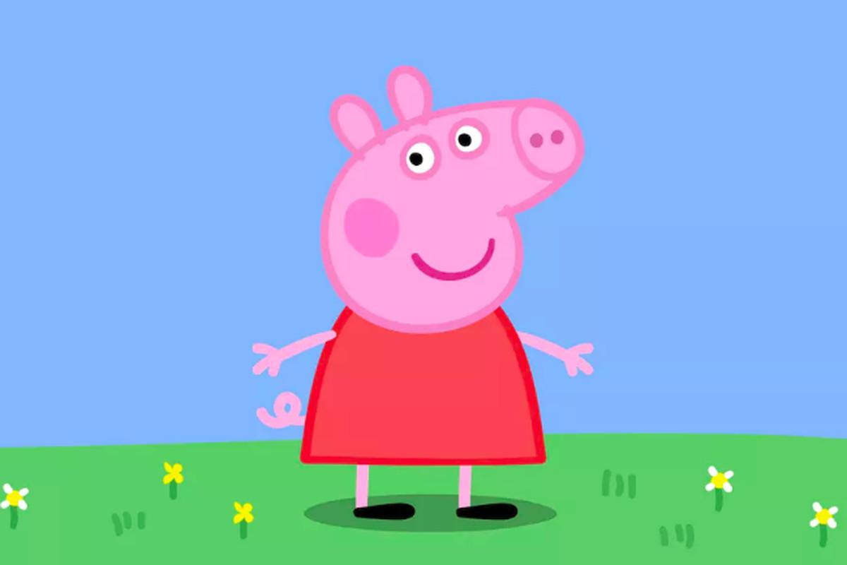 Peppa Pig 喺藍天下嘅花田微笑。