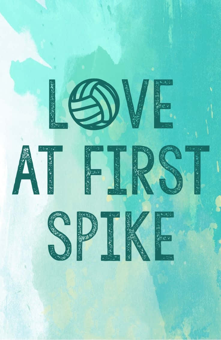 在青綠色水彩背景上帶有排球圖案的 love at first spike 文字。