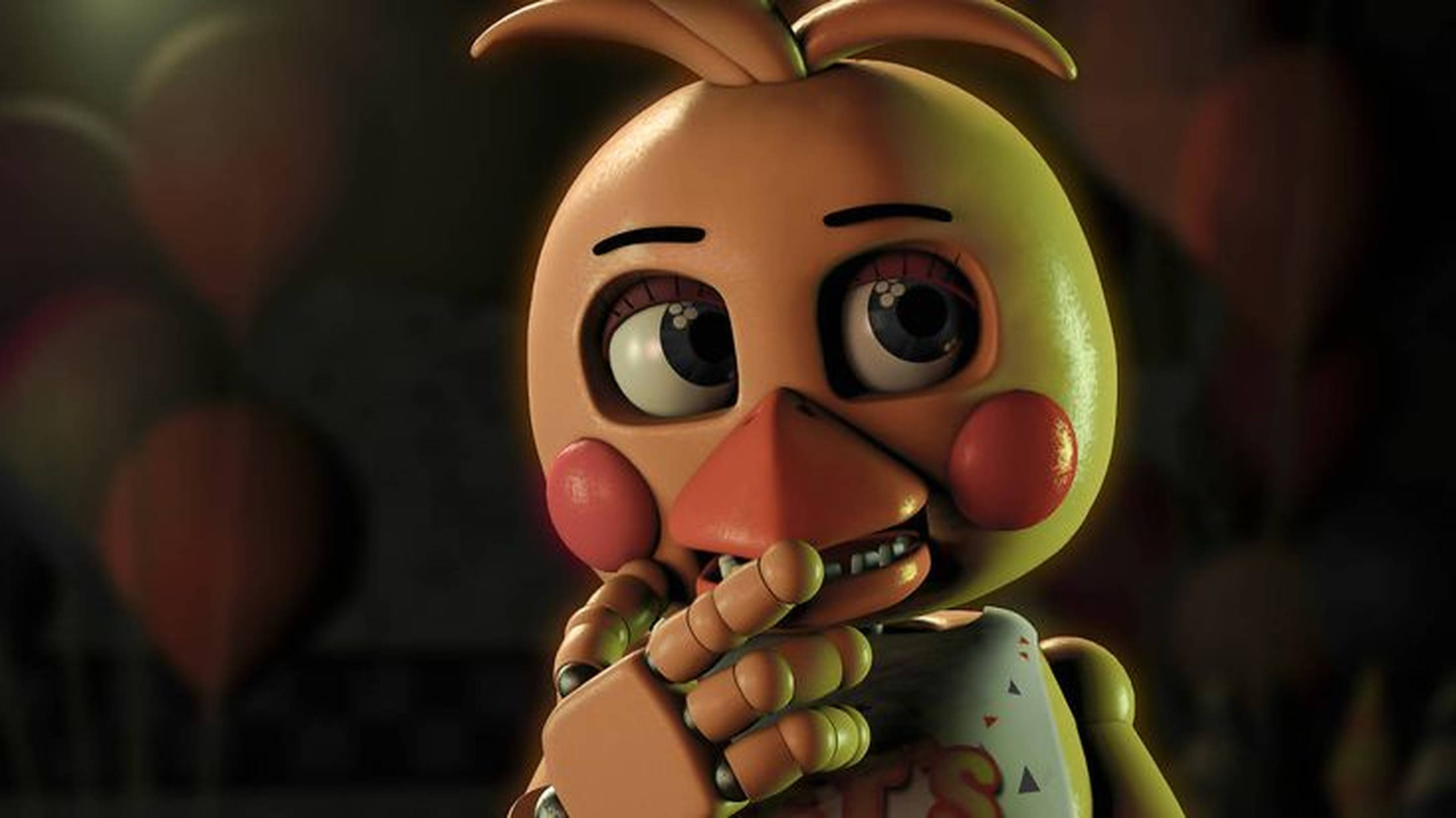 微笑的 FNAF 小雞 壁紙 — 一個令人毛骨悚然的機械雞特寫，眼睛睜大，露出牙齒的笑容，在昏暗燈光下拿著杯子。