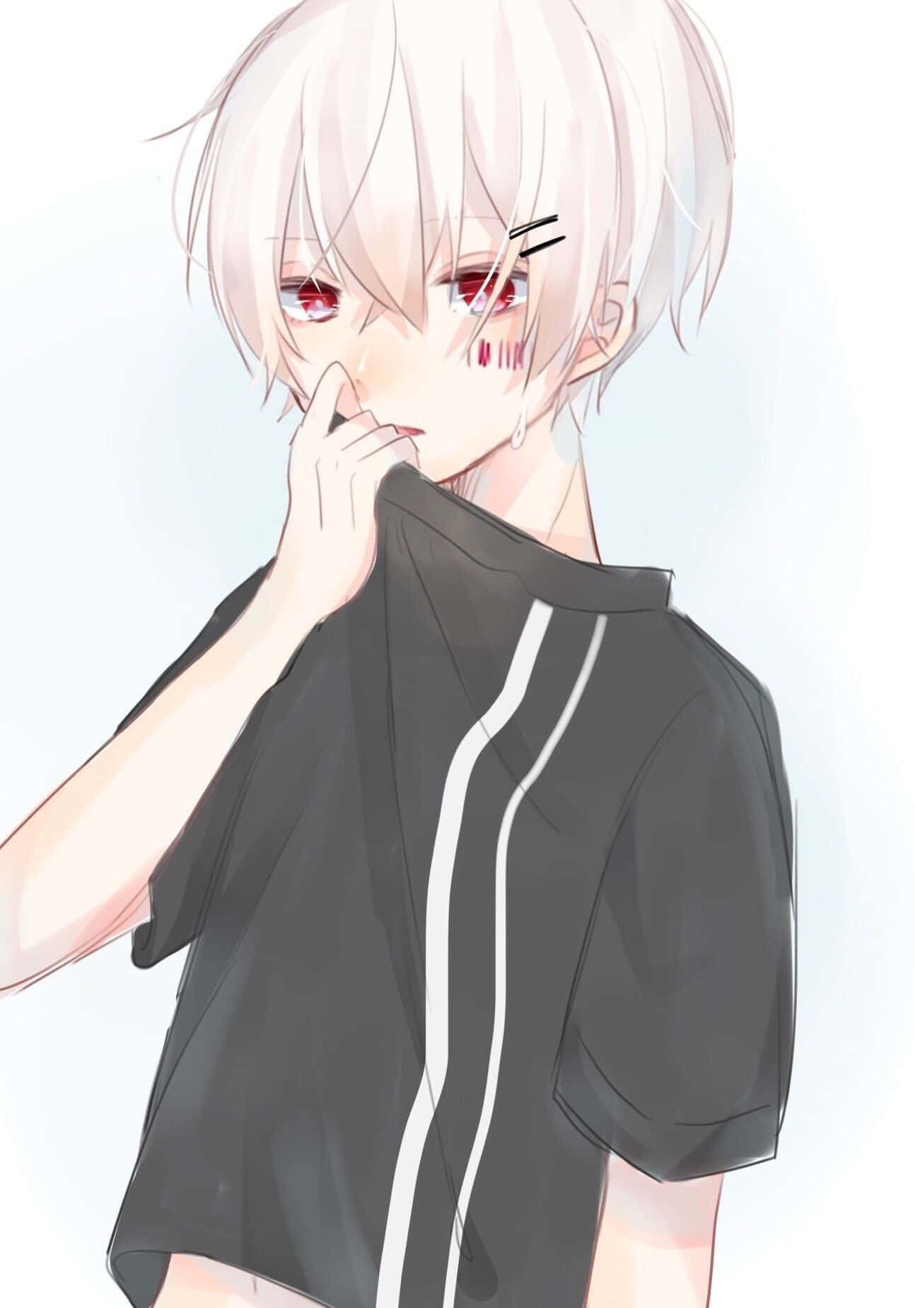 微笑的動漫男孩享受生活 壁紙 — 一個蒼白的動漫男孩，白髮紅眼，穿著帶有白色條紋的黑色襯衫，若有所思地觸摸下巴。