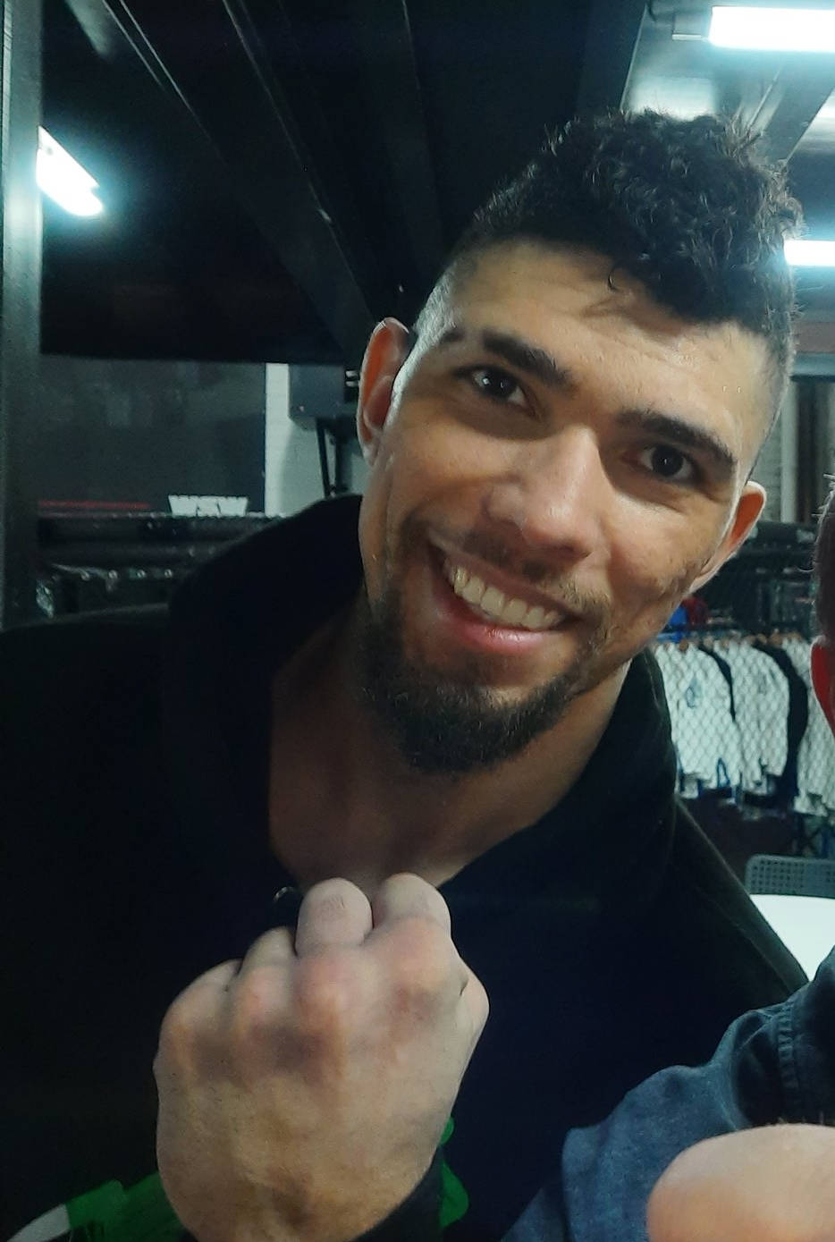 男子在健身房微笑並握拳