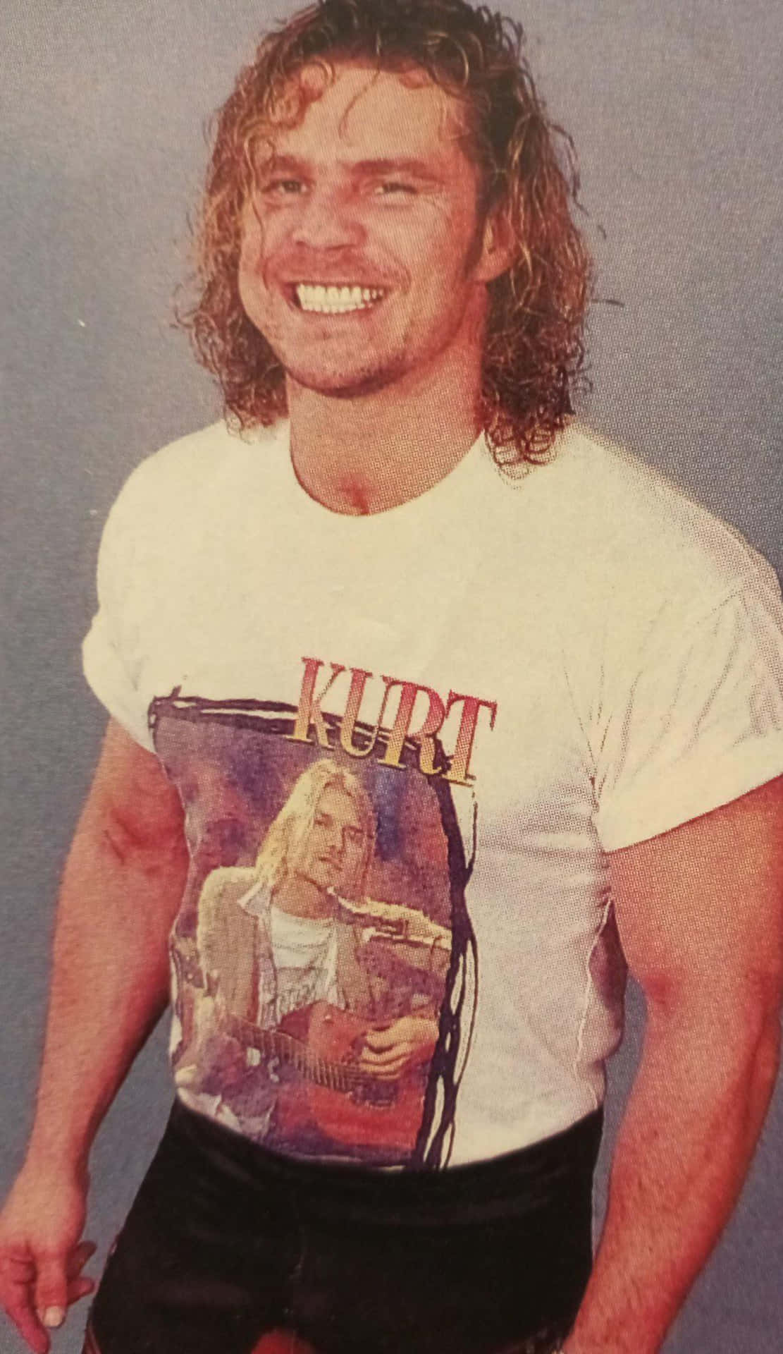 男士穿著帶有Kurt Cobain圖案的T恤對著鏡頭微笑