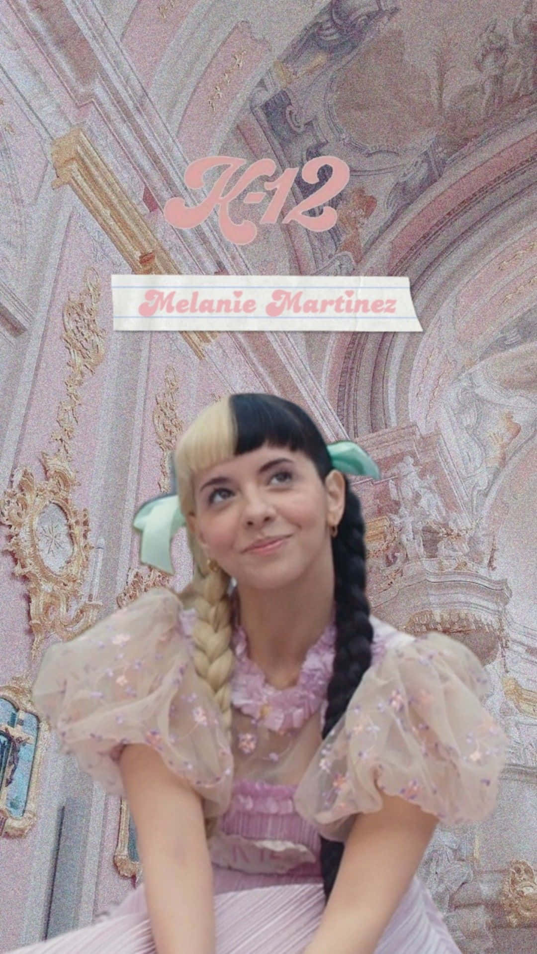 Melanie Martinez 身穿粉紅色連衣裙，梳著辮子，站在裝飾華麗的大教堂牆前。 — 美學女孩 壁紙