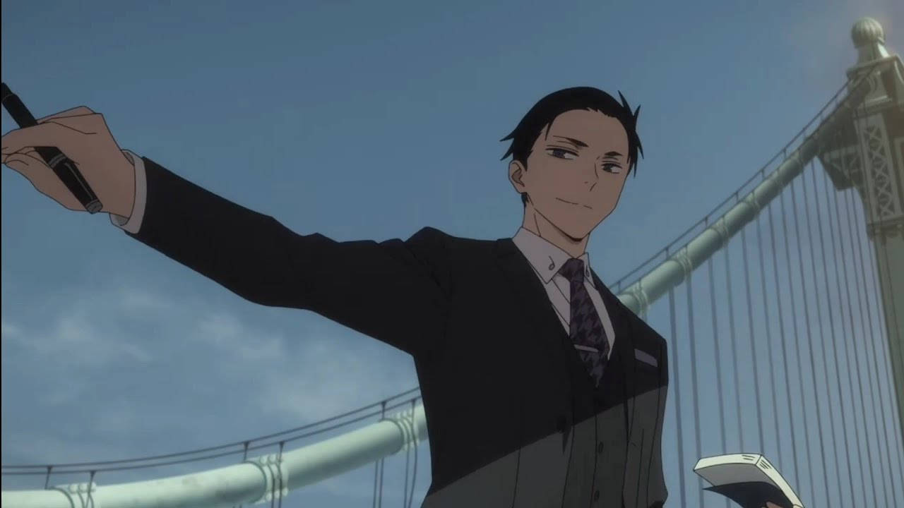 動漫男子穿西裝在橋上自拍，背景是藍天