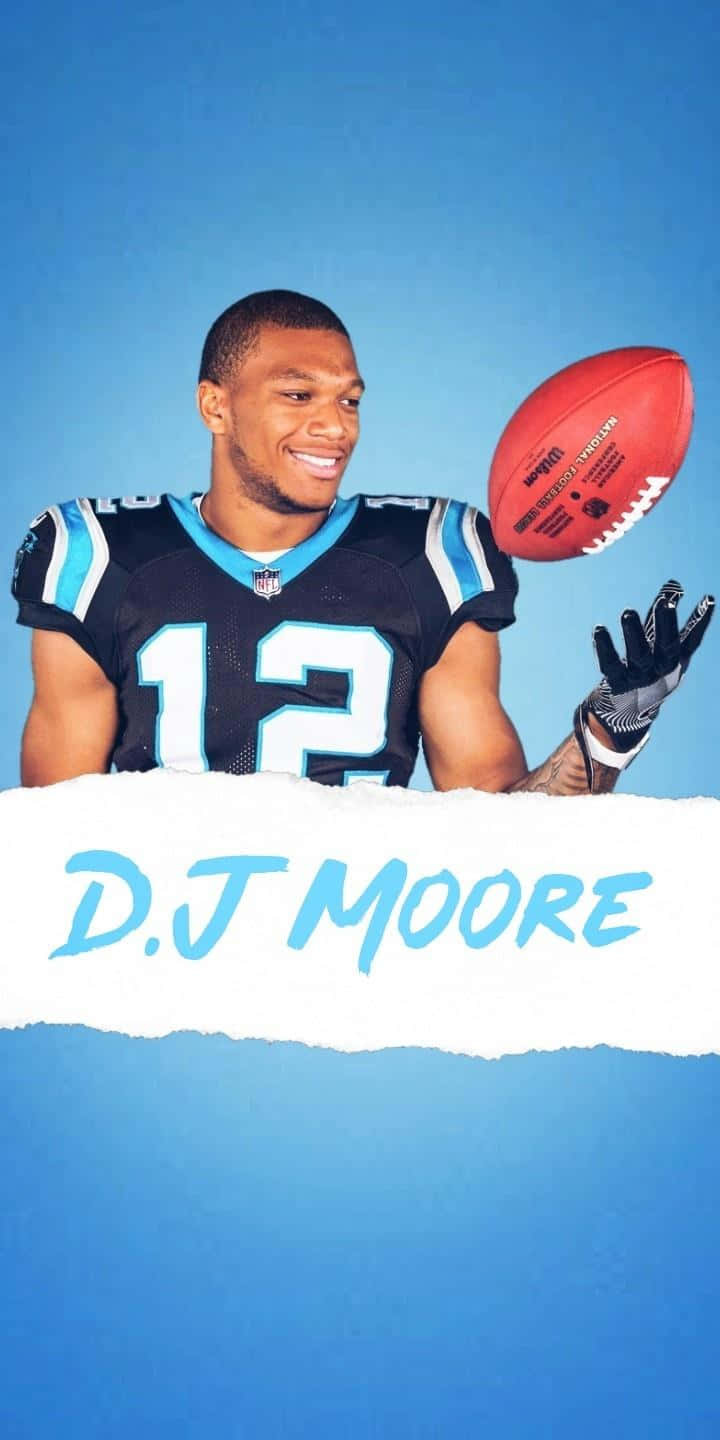 美式足球員 D.J. Moore 身穿黑豹隊球衣，手持足球並附有名字橫幅。
