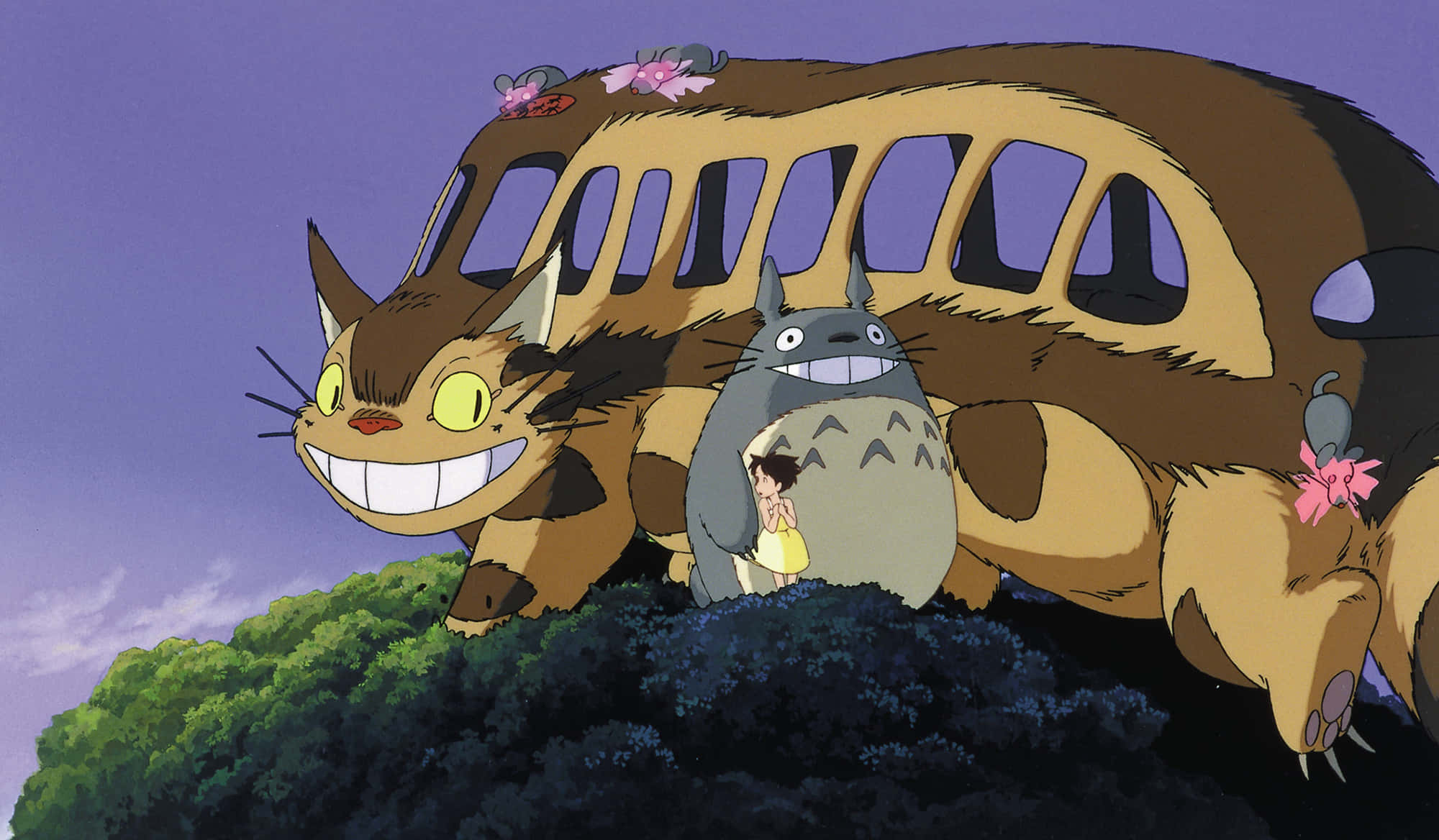 my neighbor totoro 桌布 壁紙 — 微笑的貓巴士和龍貓與一個小孩在長滿青苔的山丘上，背景是紫色的暮色天空。