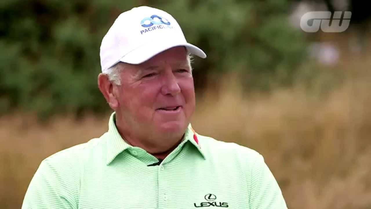一位戴白色帽子和綠色襯衫的年長男性高爾夫球手在戶外微笑。