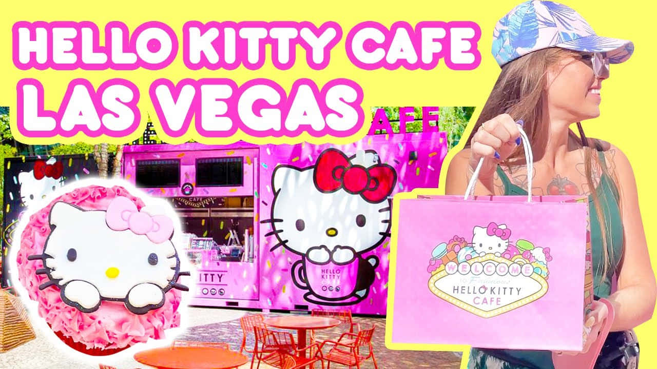 微笑與友善：Hello Kitty 是親切友好的象徵 壁紙 — 一位女士微笑著，手持一個粉紅色Hello Kitty咖啡袋，站在一個充滿活力的粉紅色主題咖啡館前，裡面有巨大的卡通角色和明亮的橙色桌子。