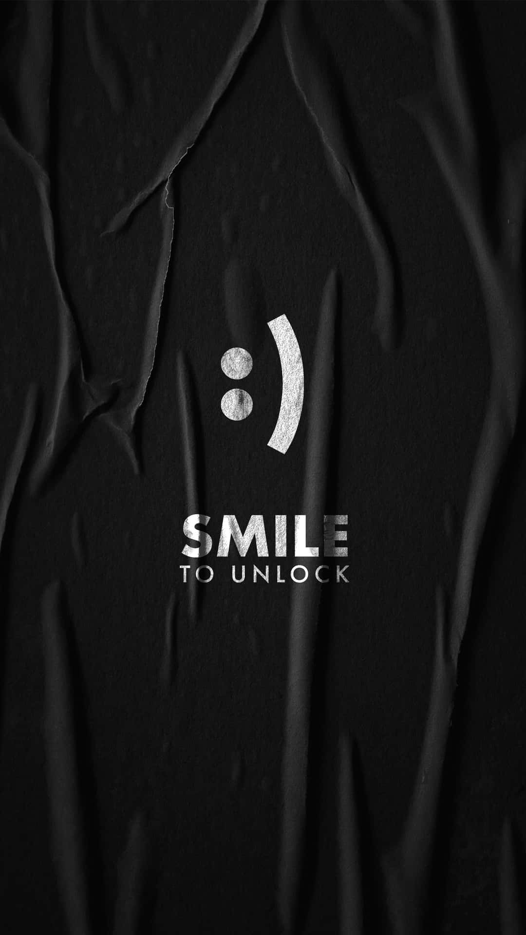一個黑色紋理背景，帶有銀色笑臉和文字 smile to unlock。