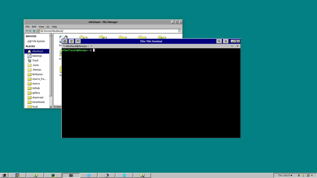 微軟 Windows 95 操作系統的經典影像 壁紙 — 桌面截圖，顯示青綠色背景，並打開了檔案管理器和終端機視窗。