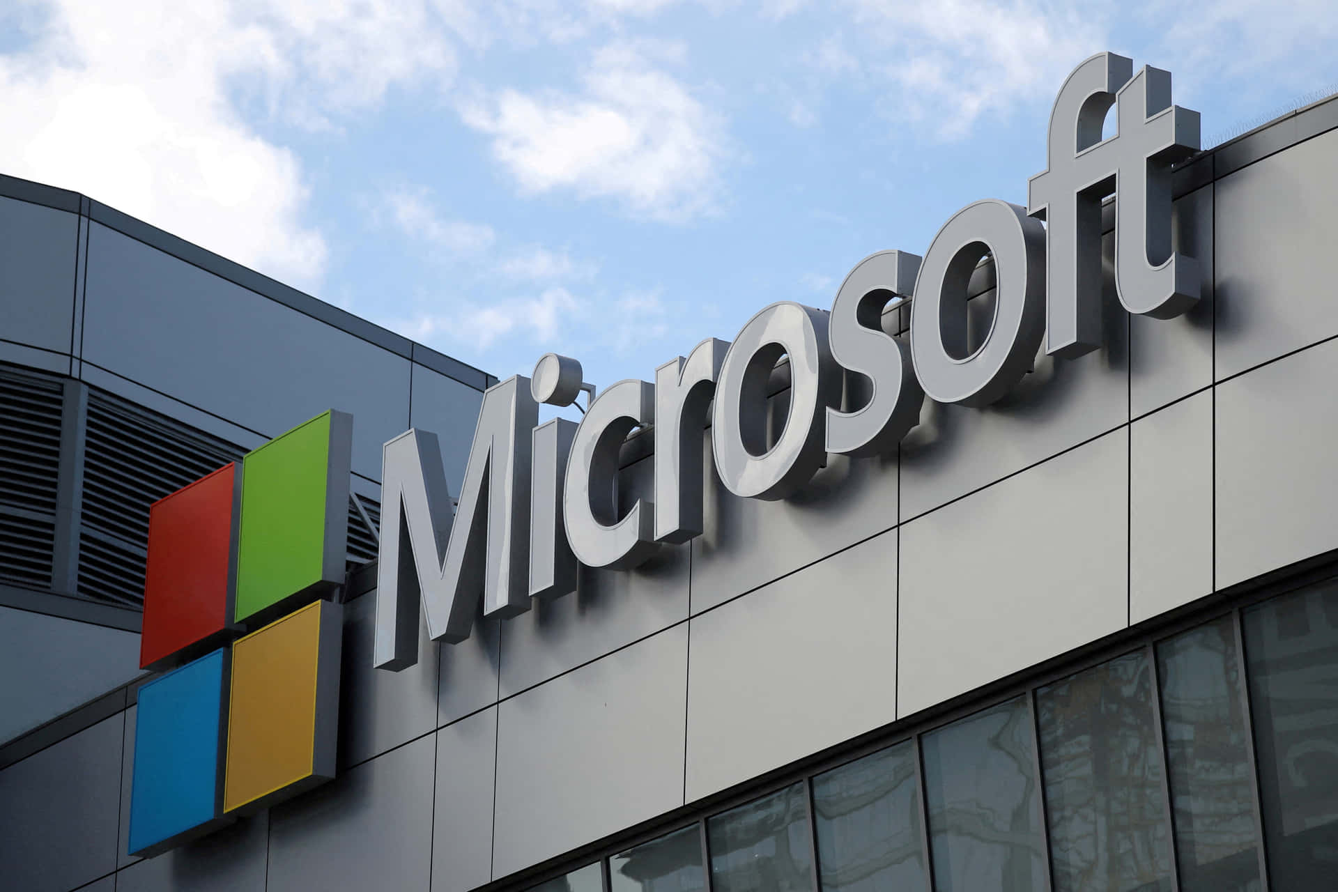 Microsoft企業標誌在現代辦公樓外牆上。