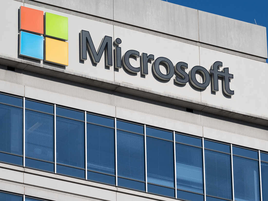 Microsoft 企業大樓，帶有標誌和玻璃窗，藍天白雲