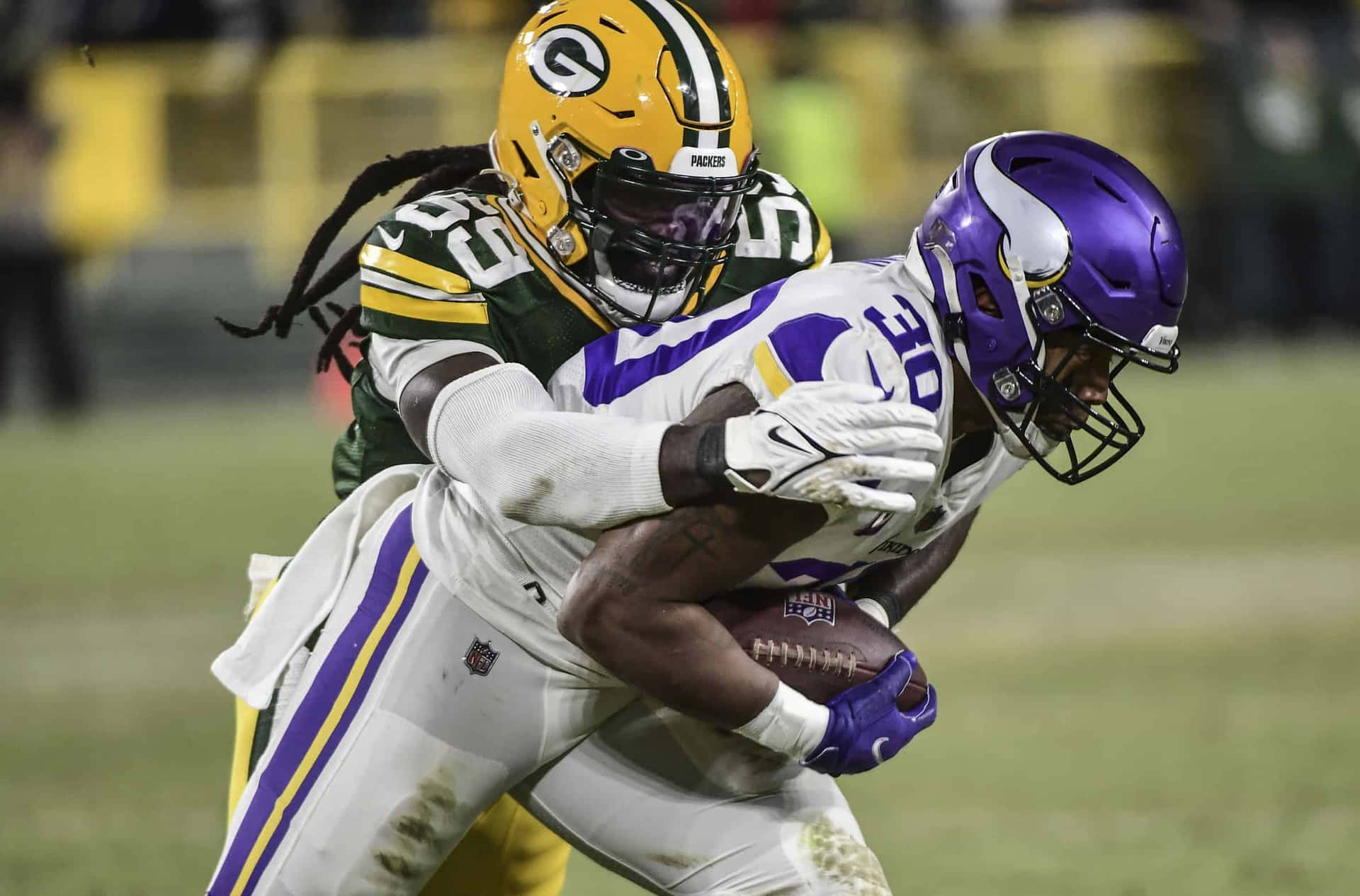 NFL美式足球員在夜間比賽中被對手擒抱