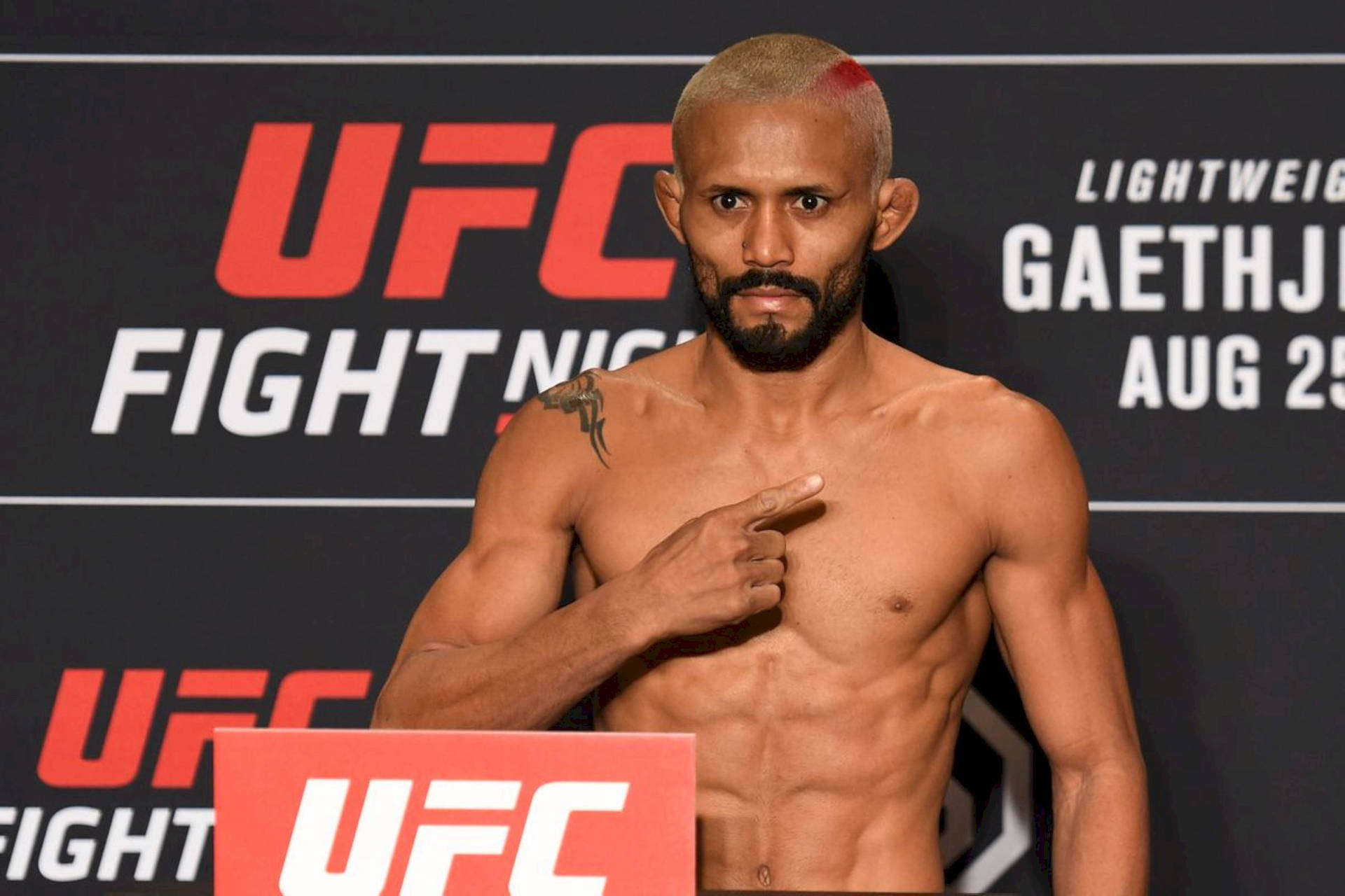 UFC拳手Gaethje在稱重活動中指向自己的胸口。
