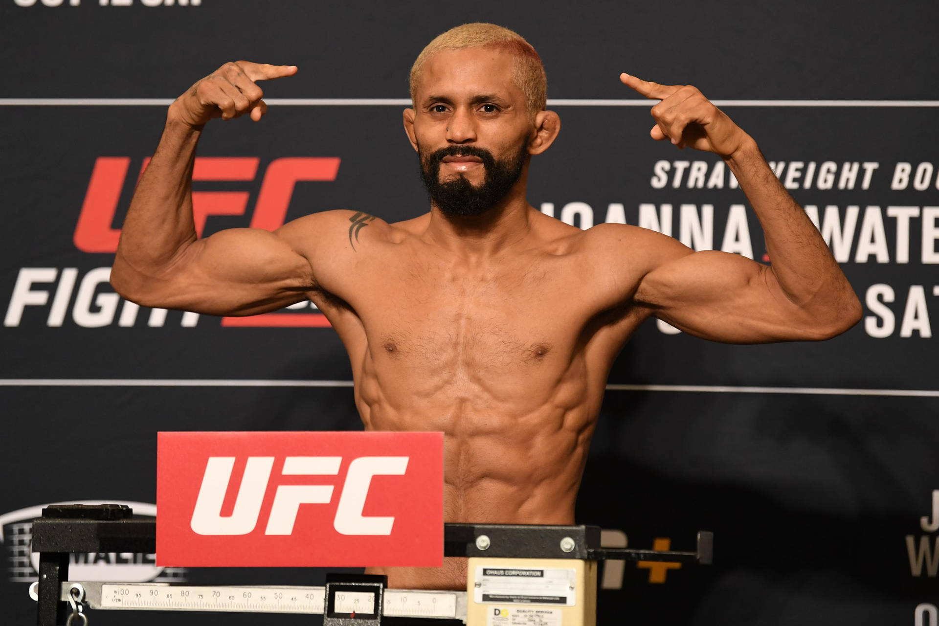 UFC拳手在稱重活動中彎曲雙臂