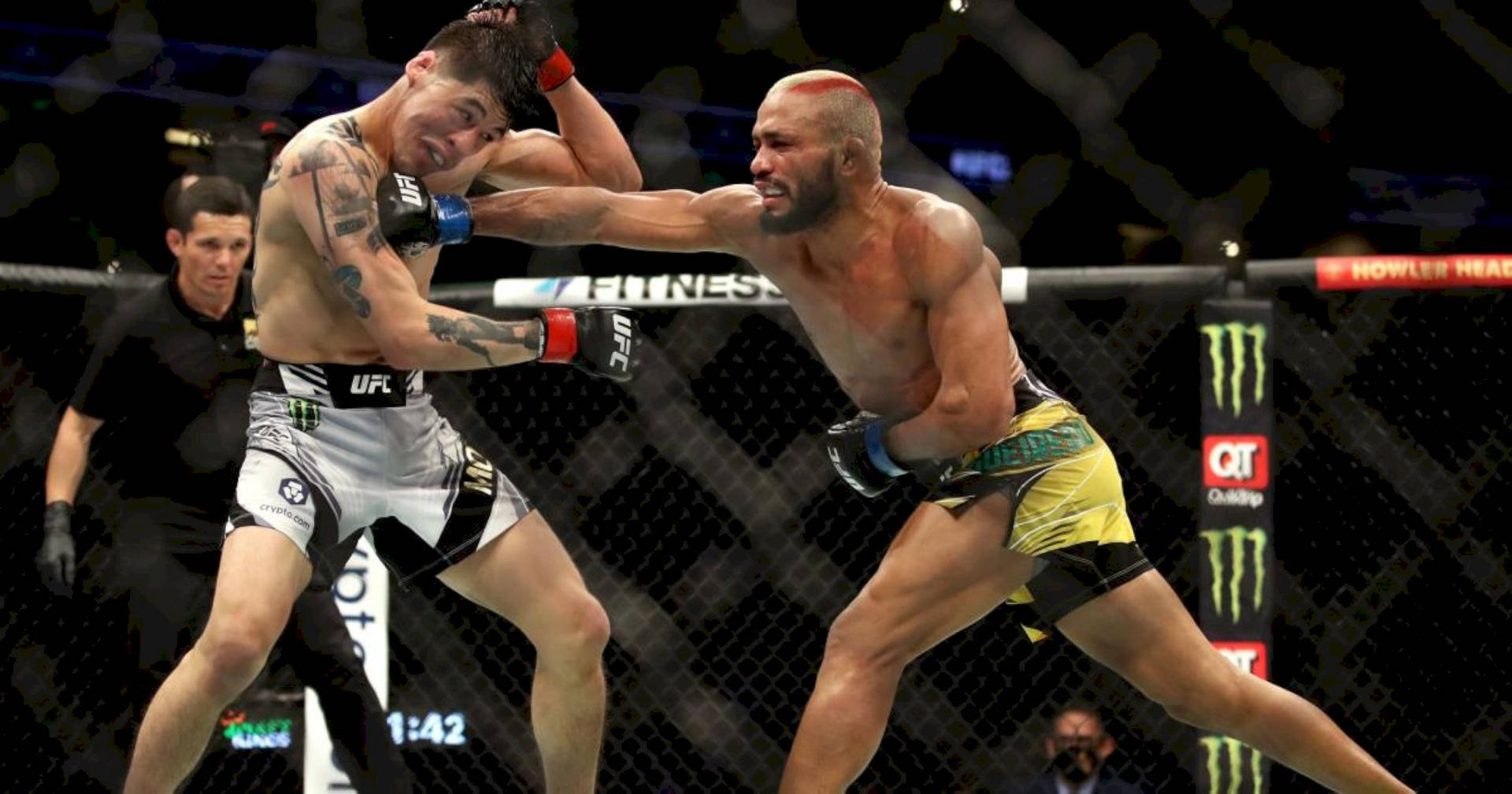 兩名男性MMA拳手在職業比賽中於八角鐵籠內互相出拳。
